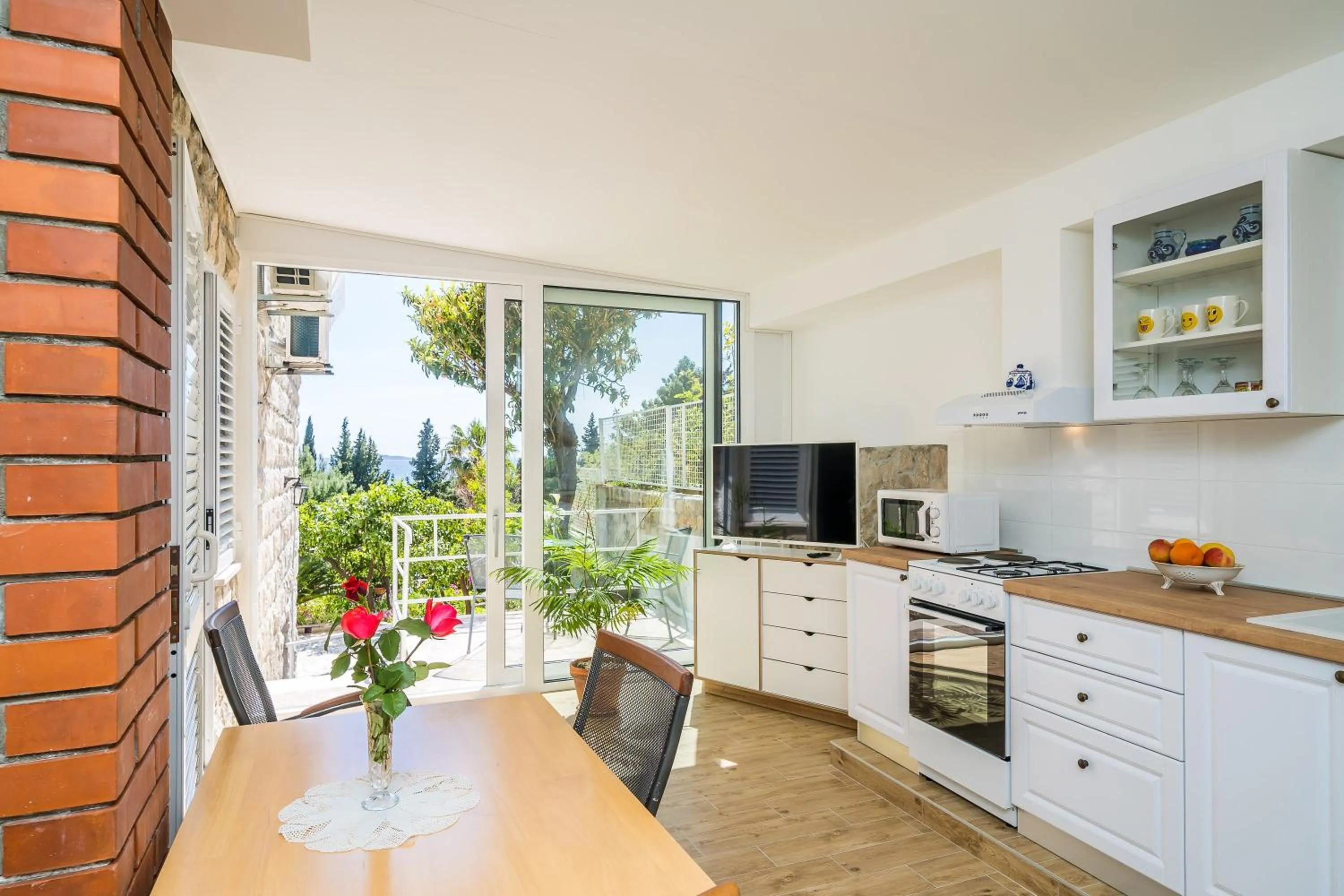 Two-Bedroom Apartment with Terrace and Sea View in Guest House Villa Nina