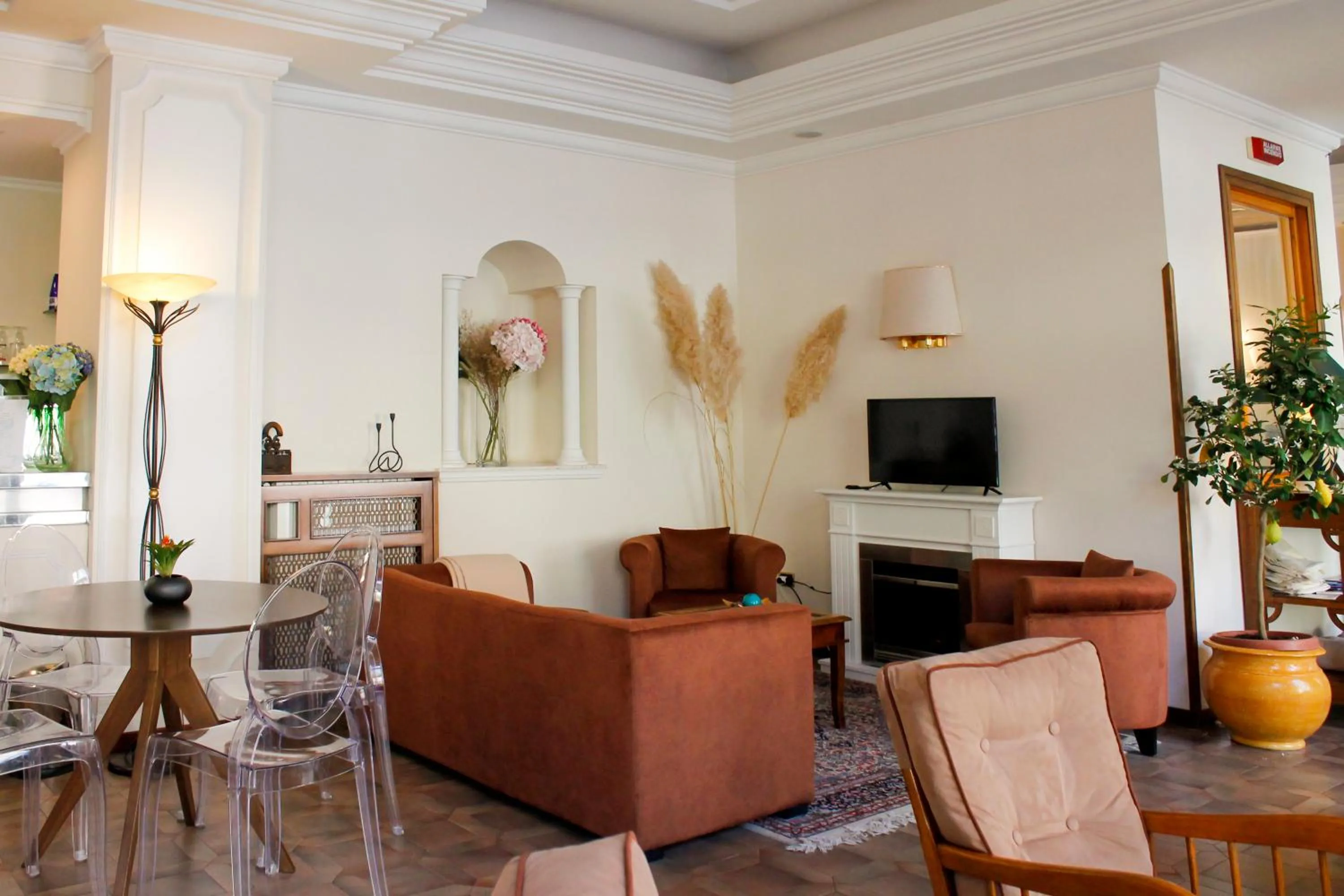 Communal lounge/ TV room in Hotel Delle Ortensie