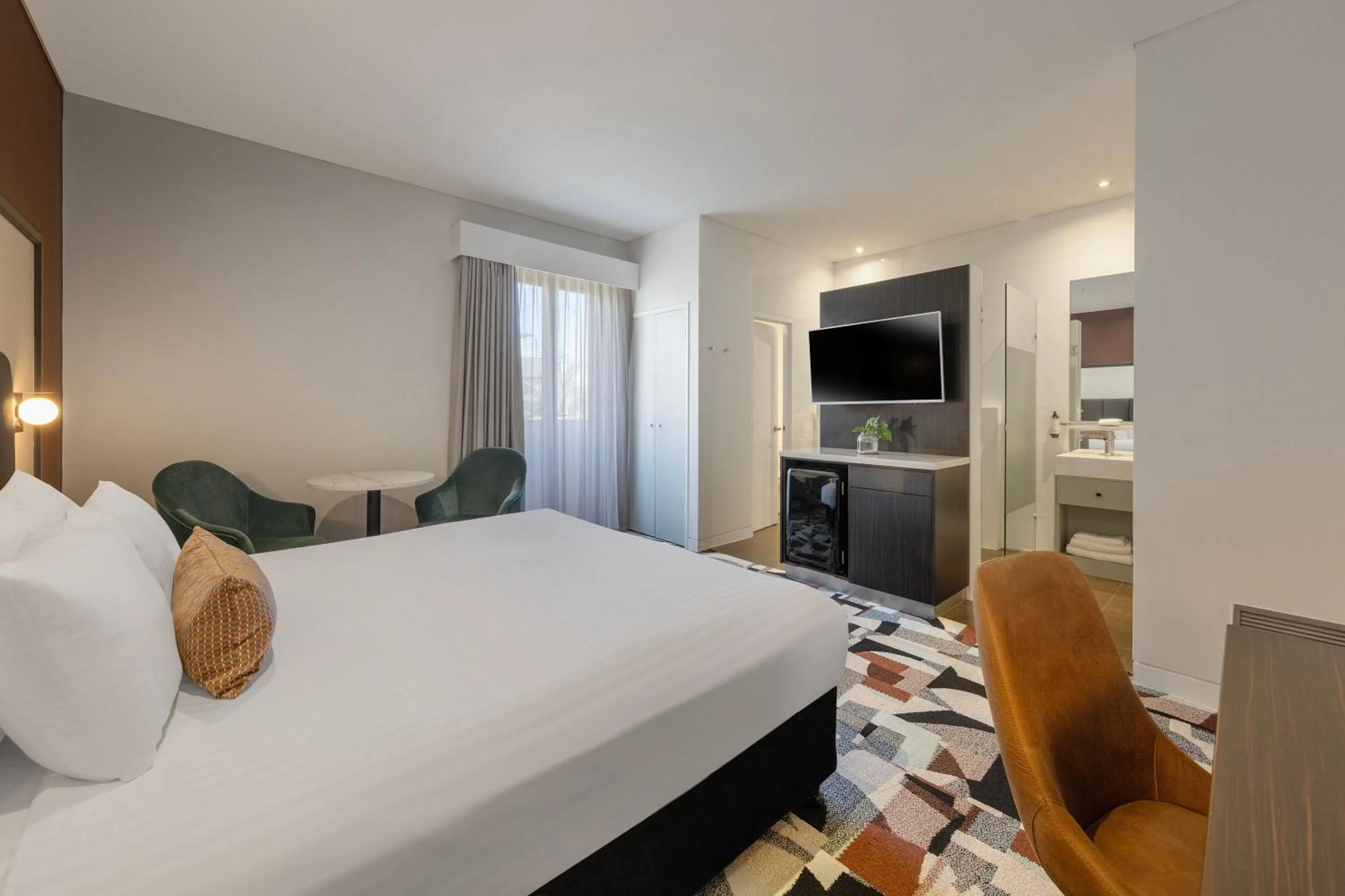 Photo of the whole room, Bed in Club Wyndham Perth, Trademark Collection by Wyndham