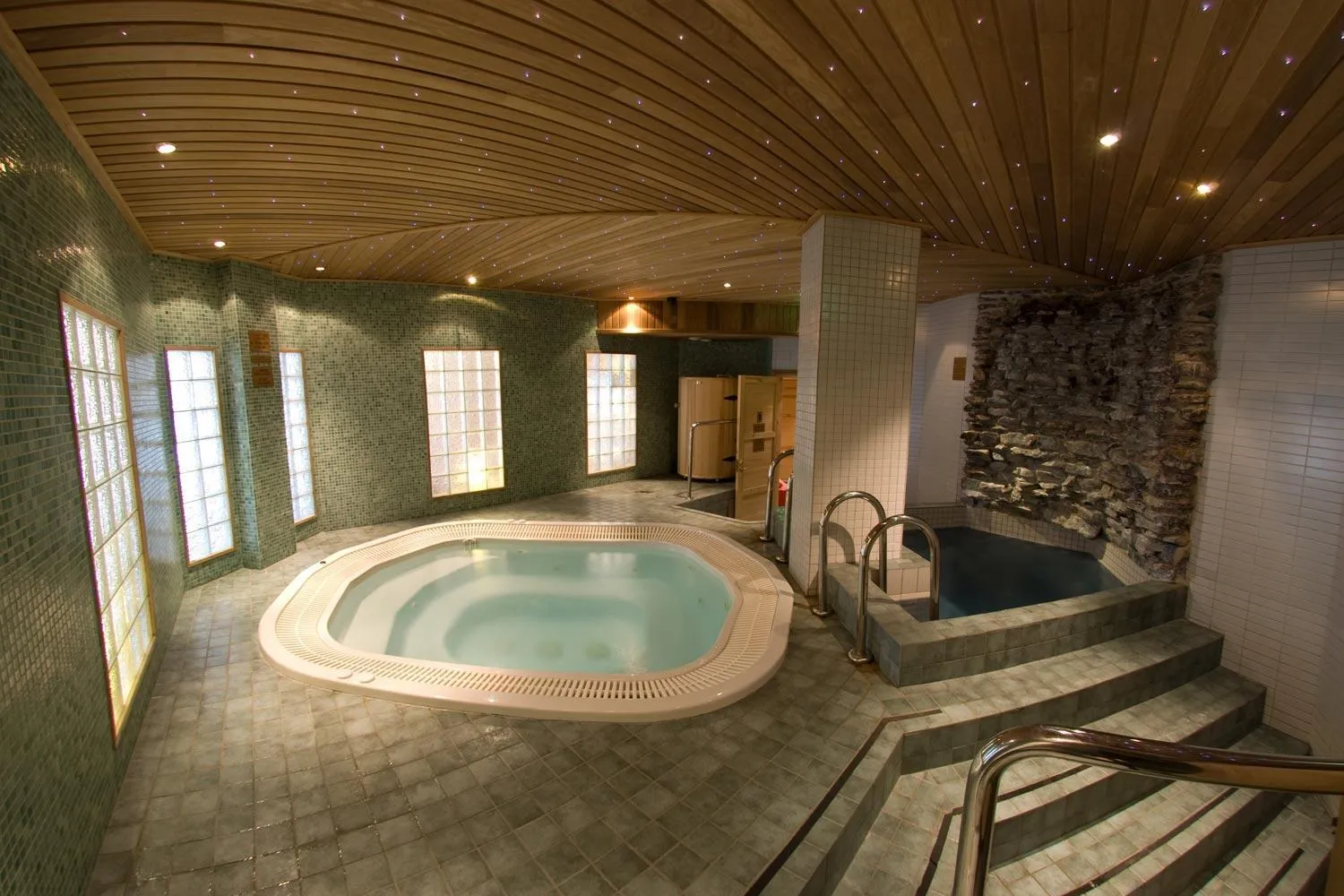 Hot Spring Bath in Hotel Hullu Poro