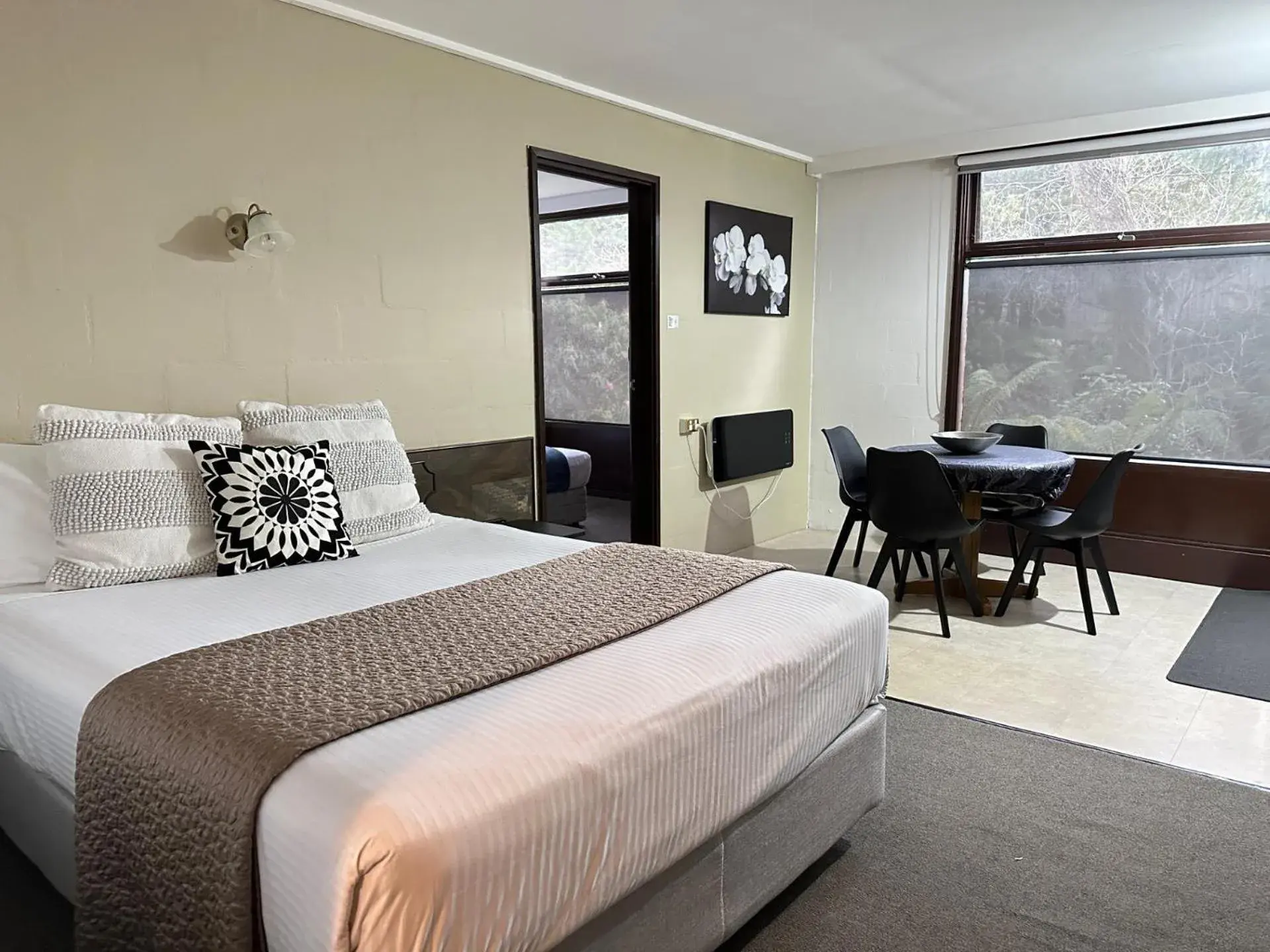 Dining area, Bed in West Coaster Motel Dining area, Bed in West Coaster Motel