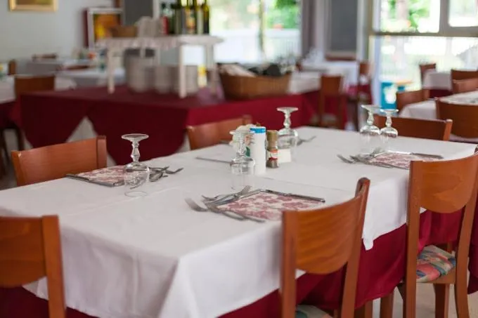 Restaurant/places to eat in Hotel Singapore