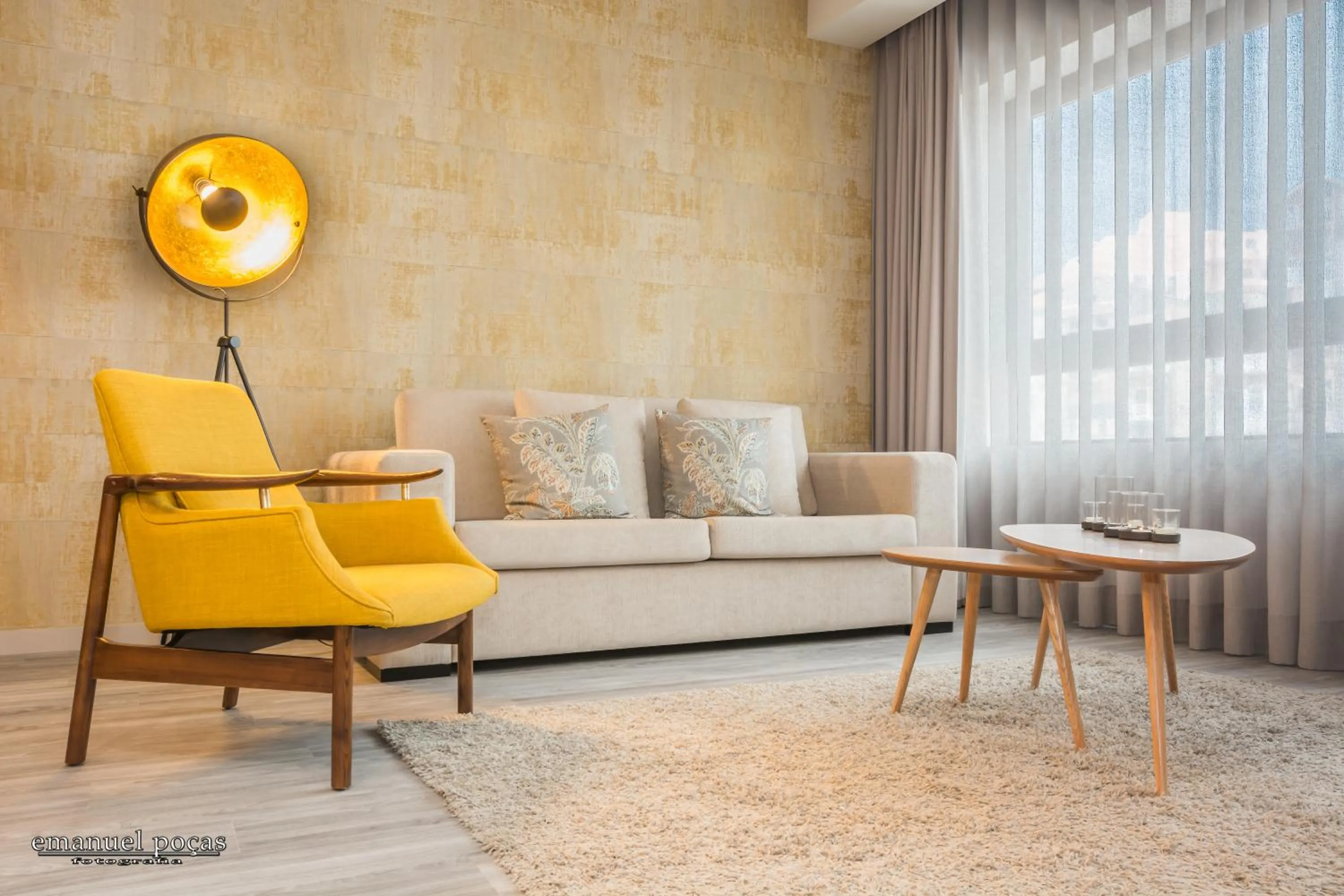 Communal lounge/ TV room in Passos Manuel by Innapartments