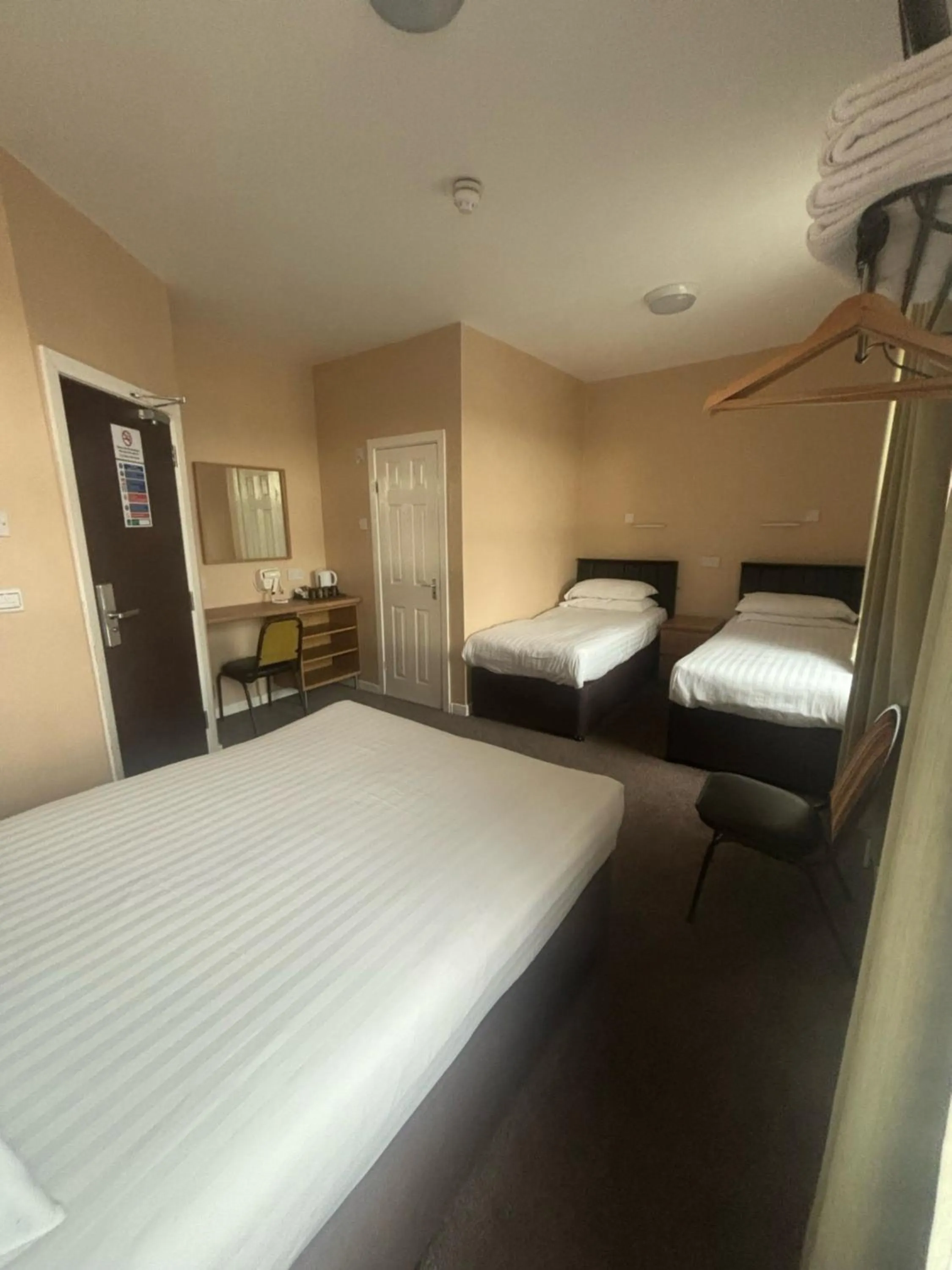 Bedroom, Bed in The Lawton