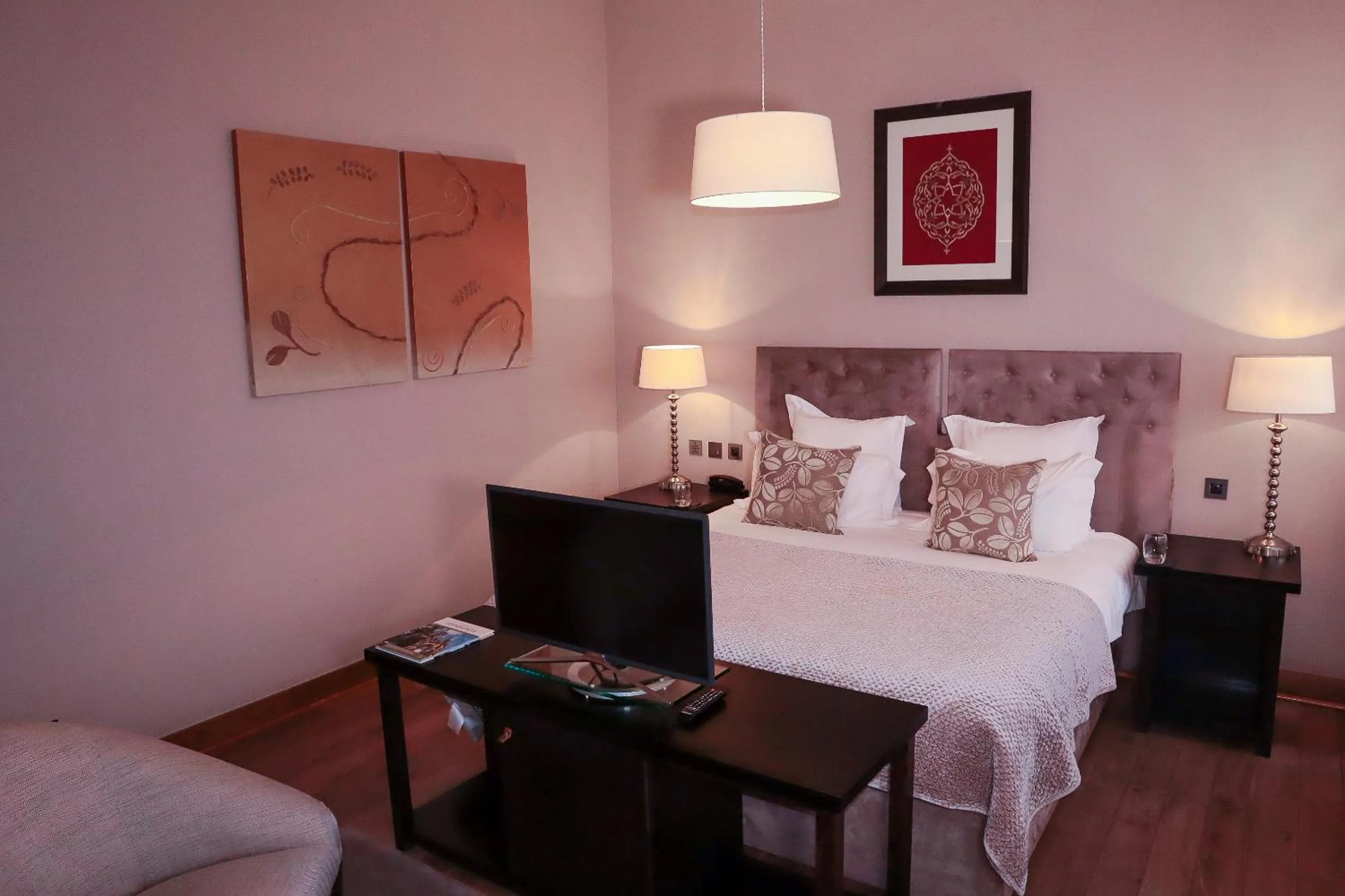 Bedroom, Bed in Tigerlily