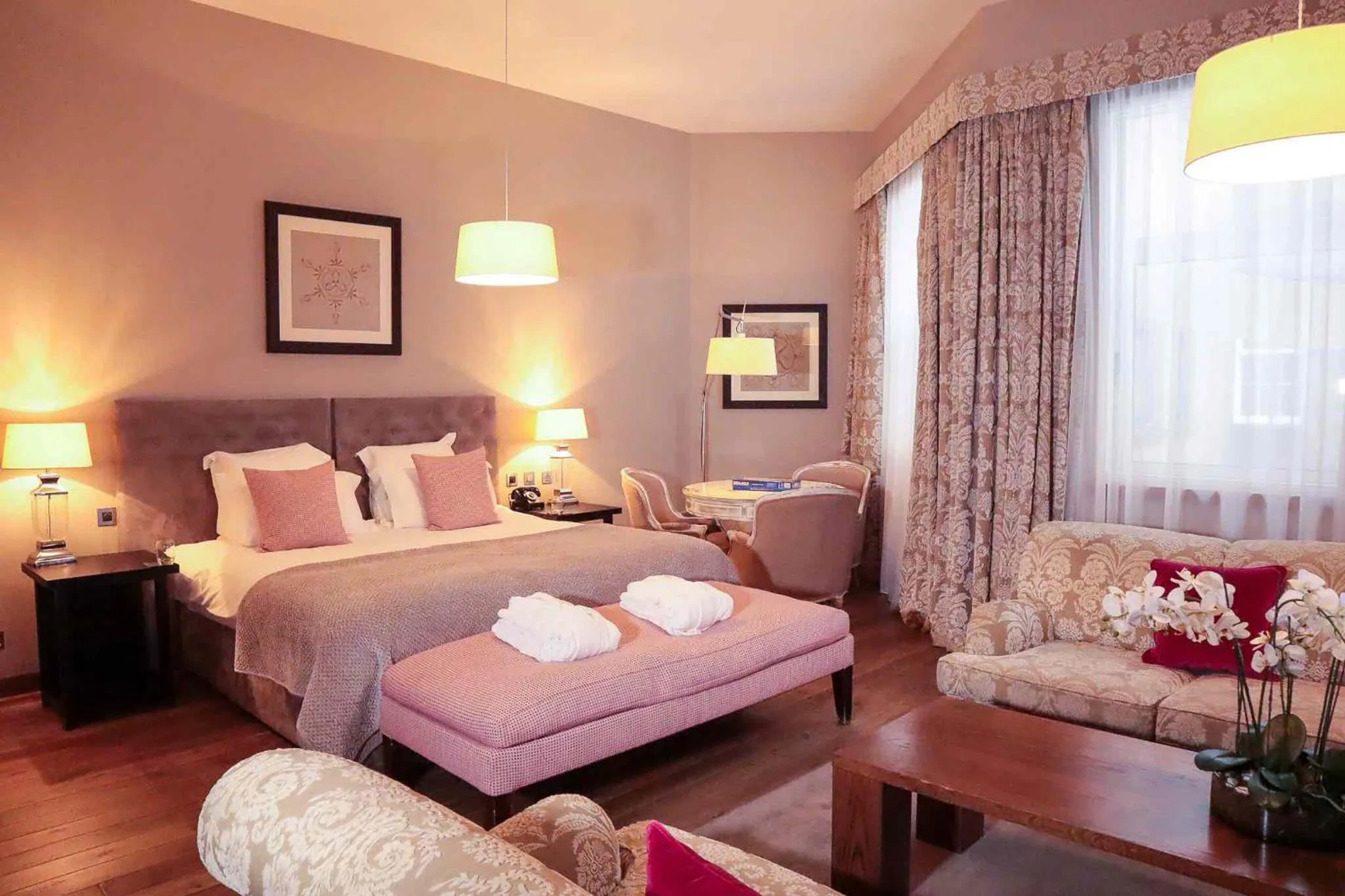 Photo of the whole room, Bed in Tigerlily