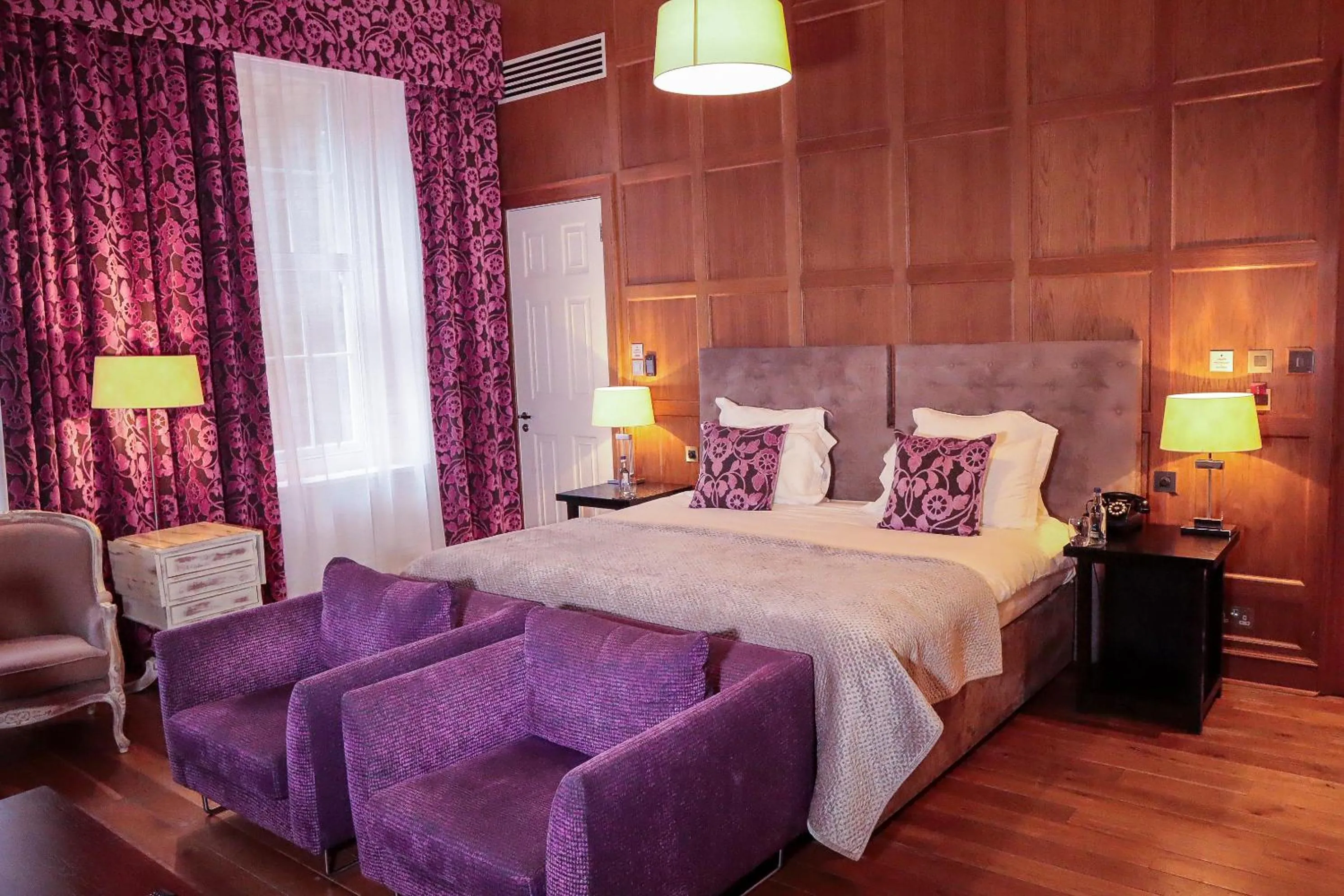 Photo of the whole room, Bed in Tigerlily