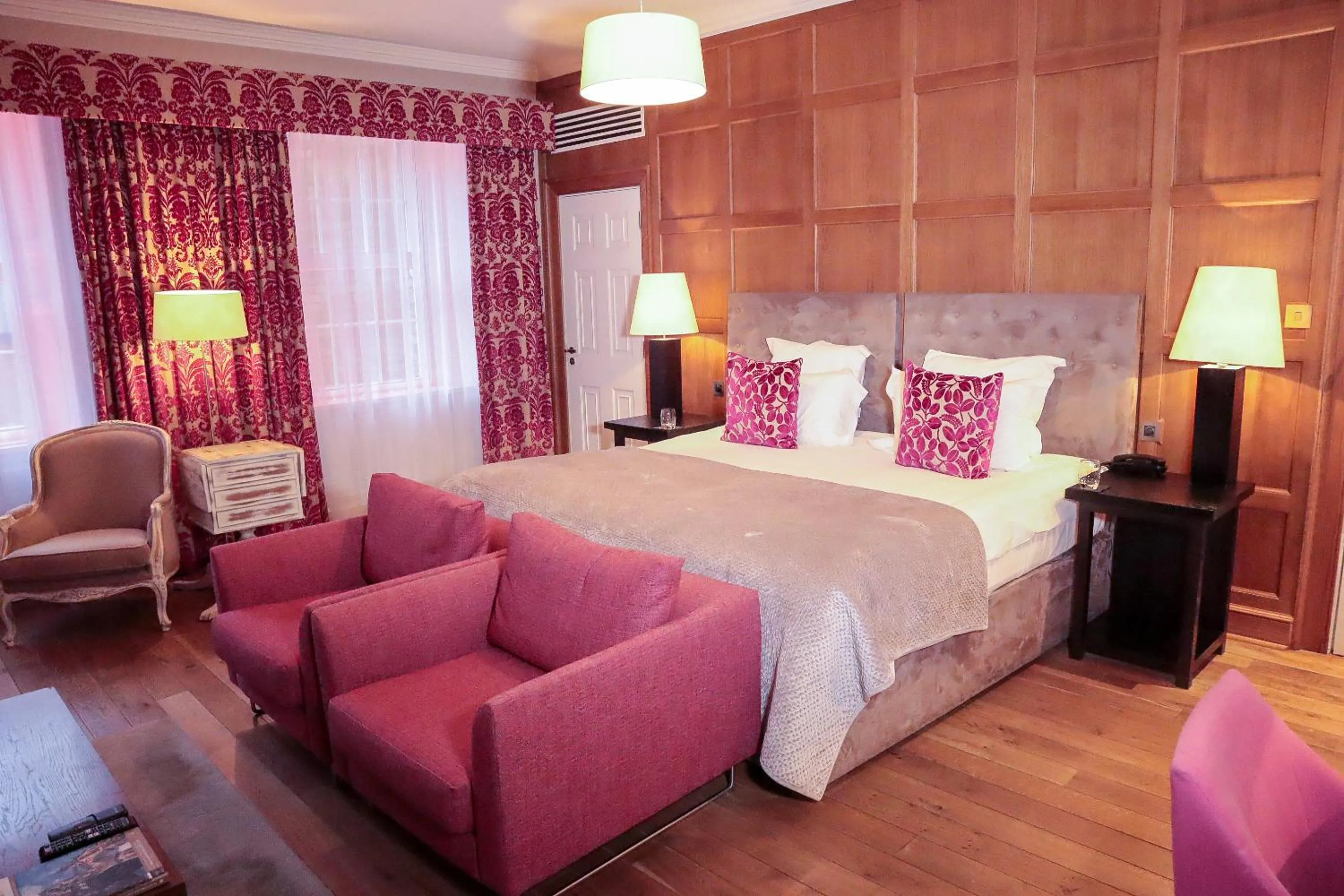 Seating area, Bed in Tigerlily