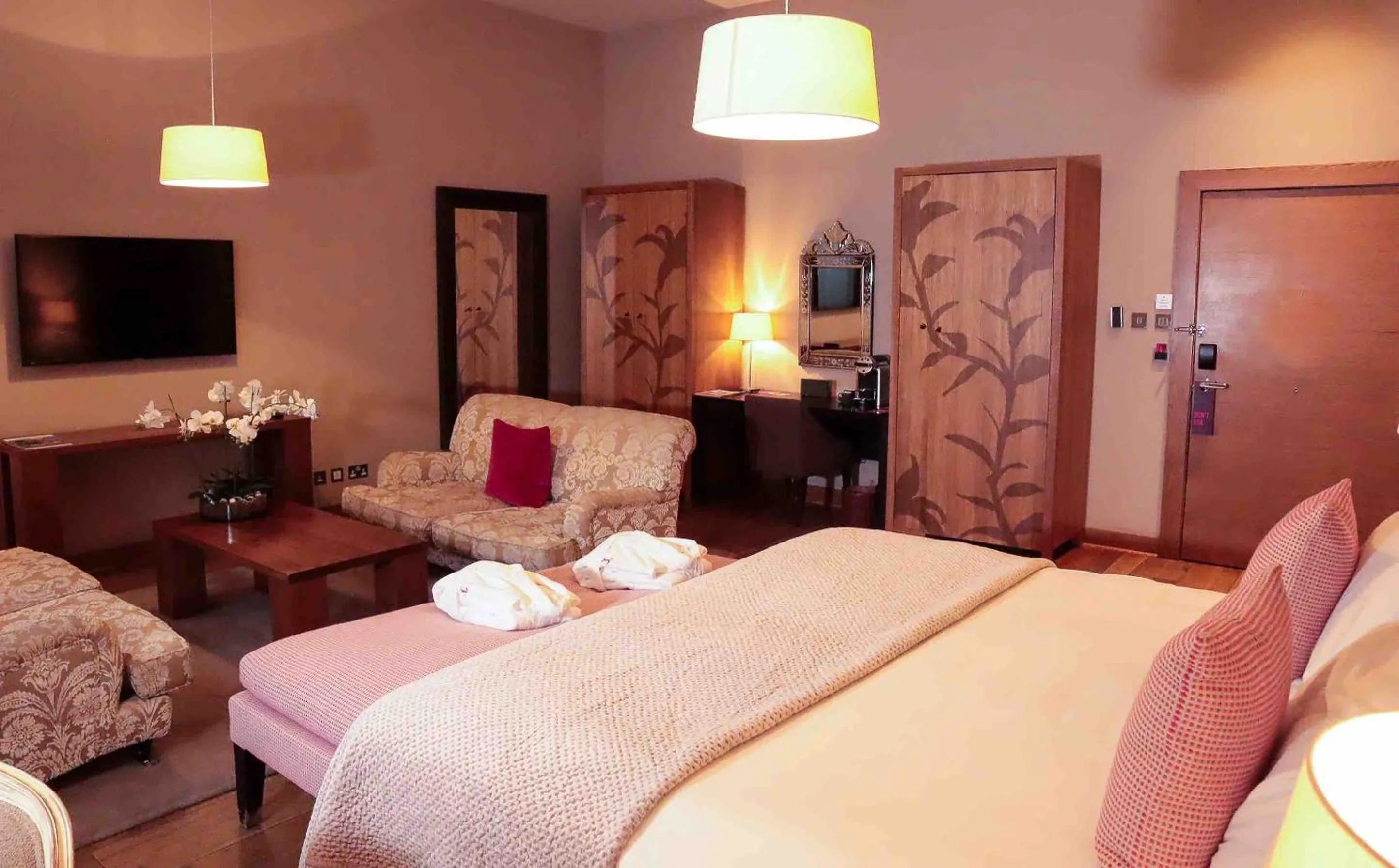 Photo of the whole room, Bed in Tigerlily