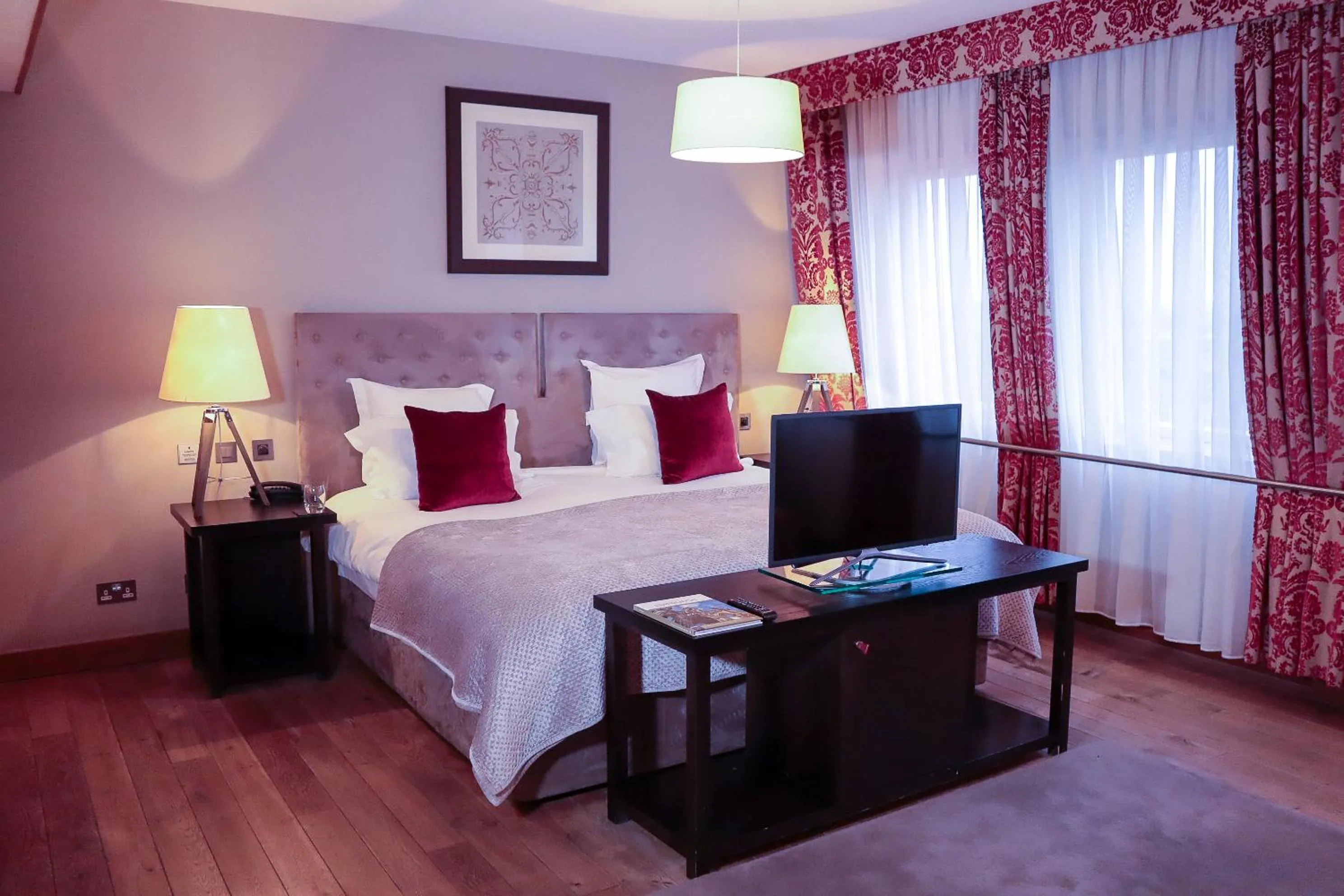 Photo of the whole room, Bed in Tigerlily