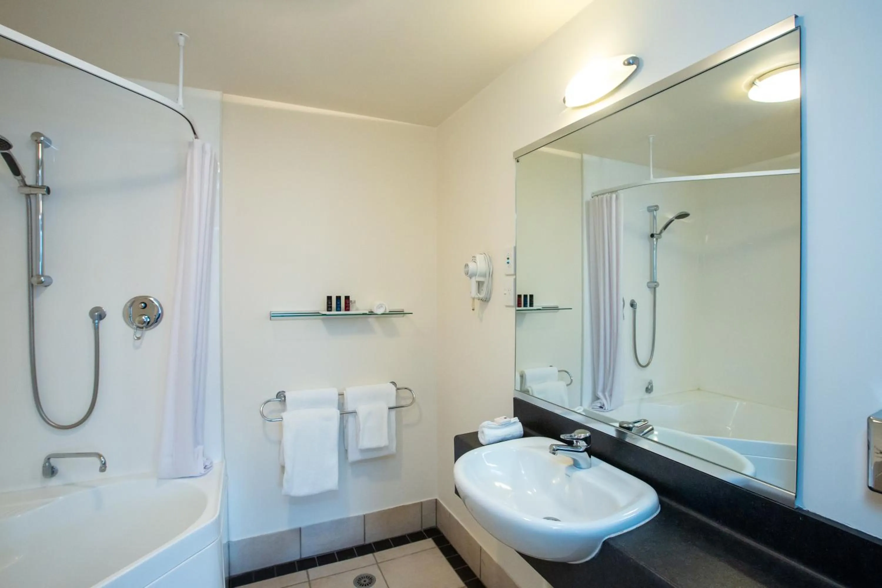 Shower in Distinction New Plymouth Hotel