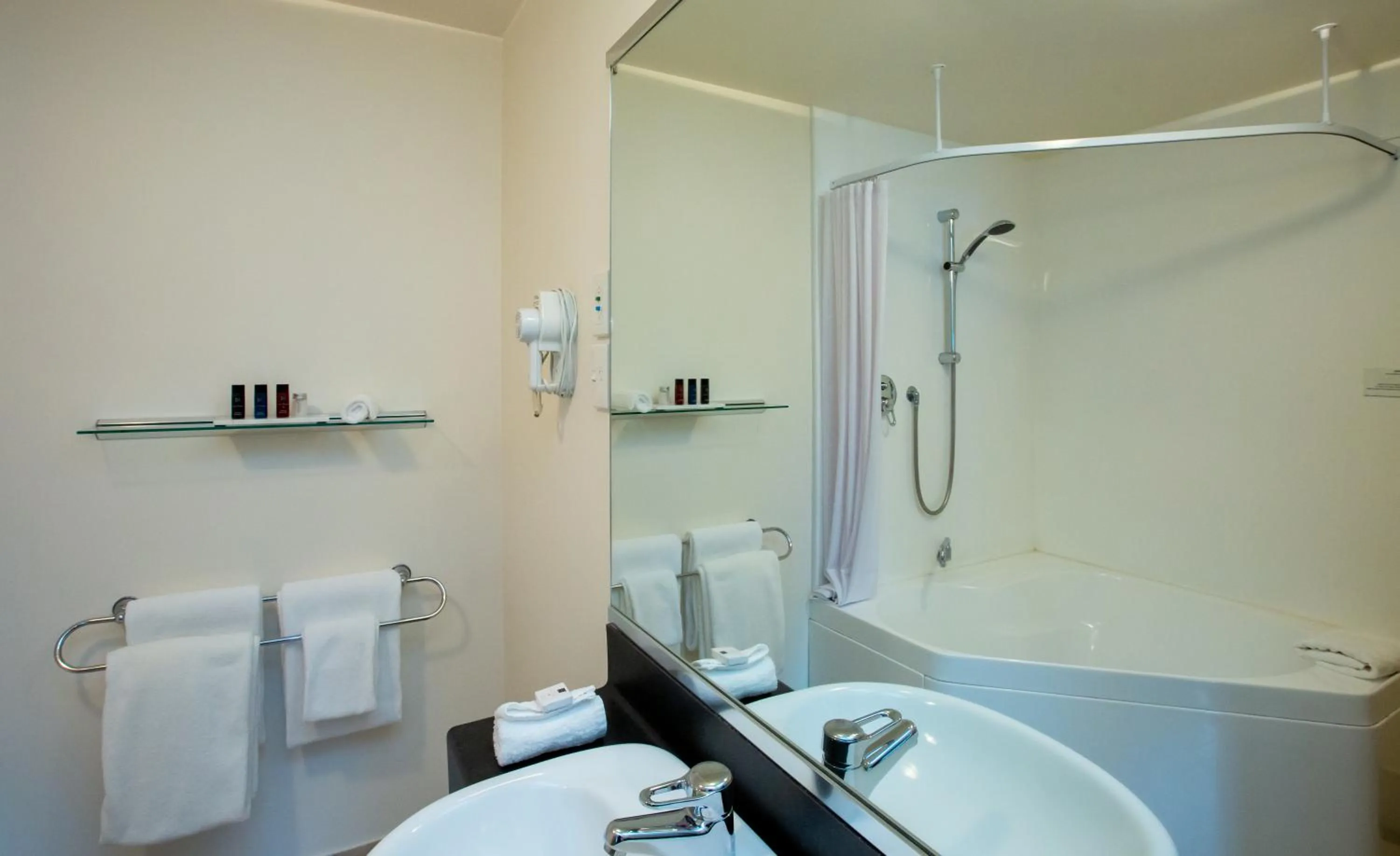 Shower in Distinction New Plymouth Hotel