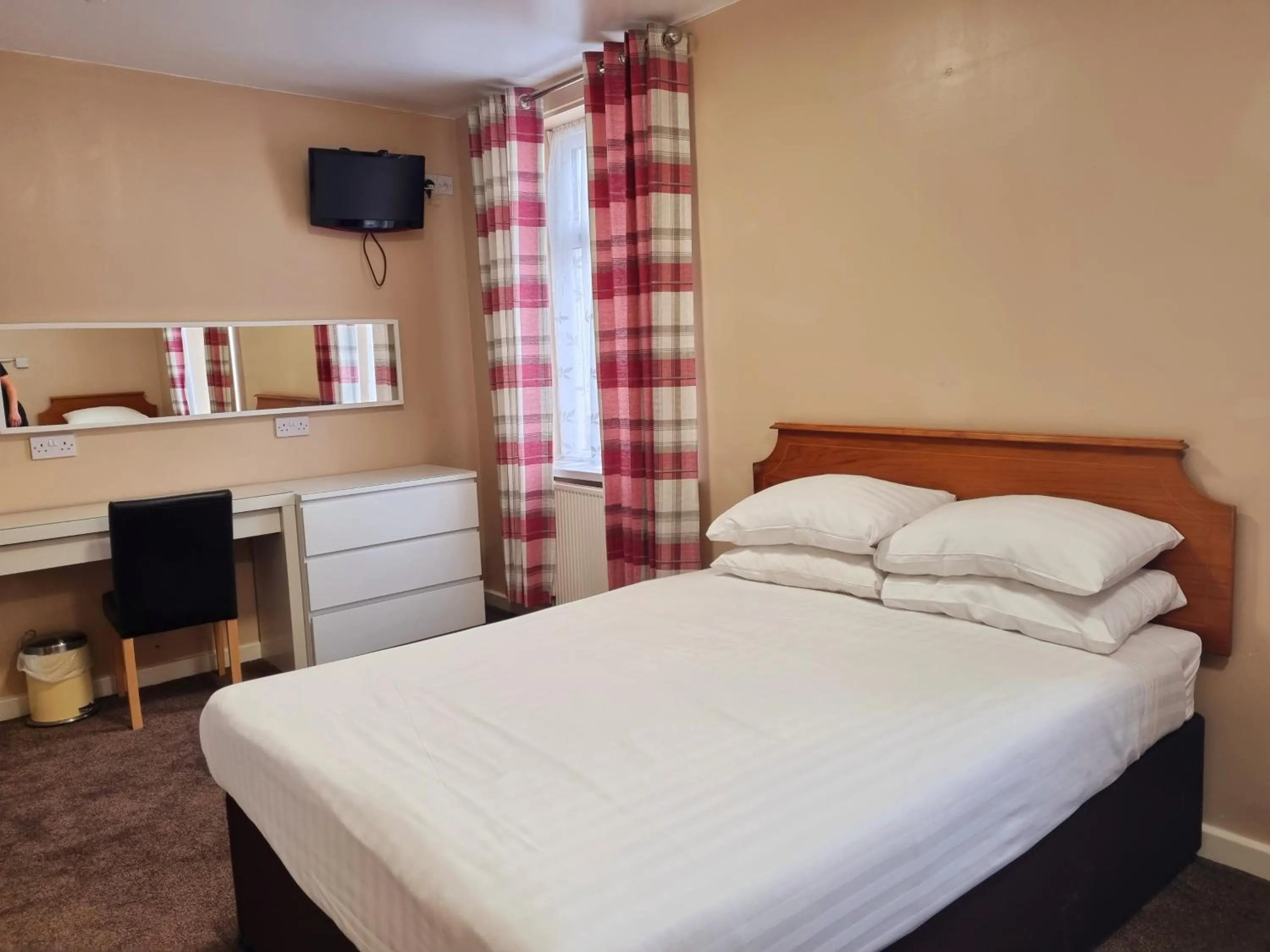 Property building, Bed in The Beechfield Hotel