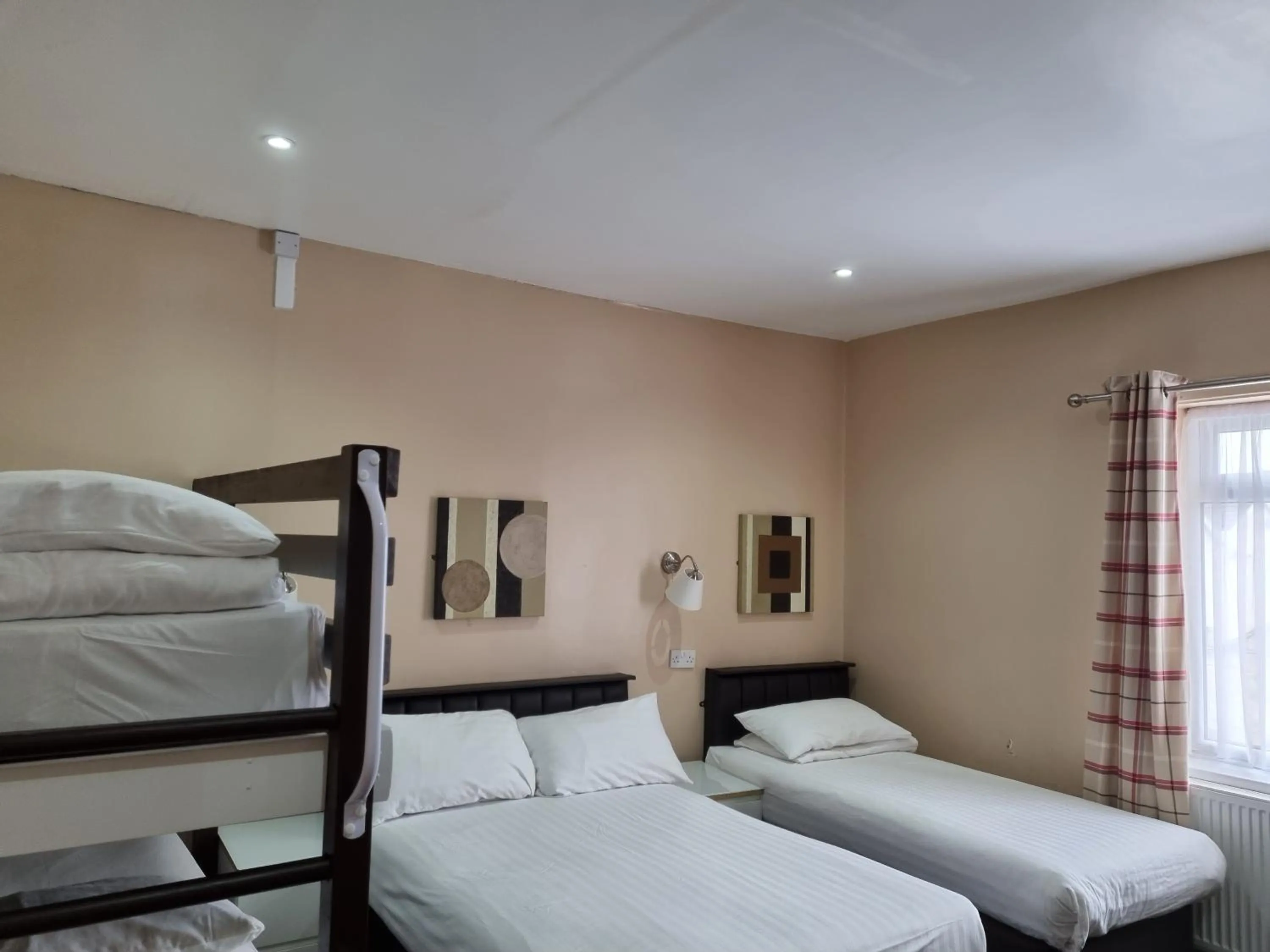 bunk bed, Bed in The Beechfield Hotel