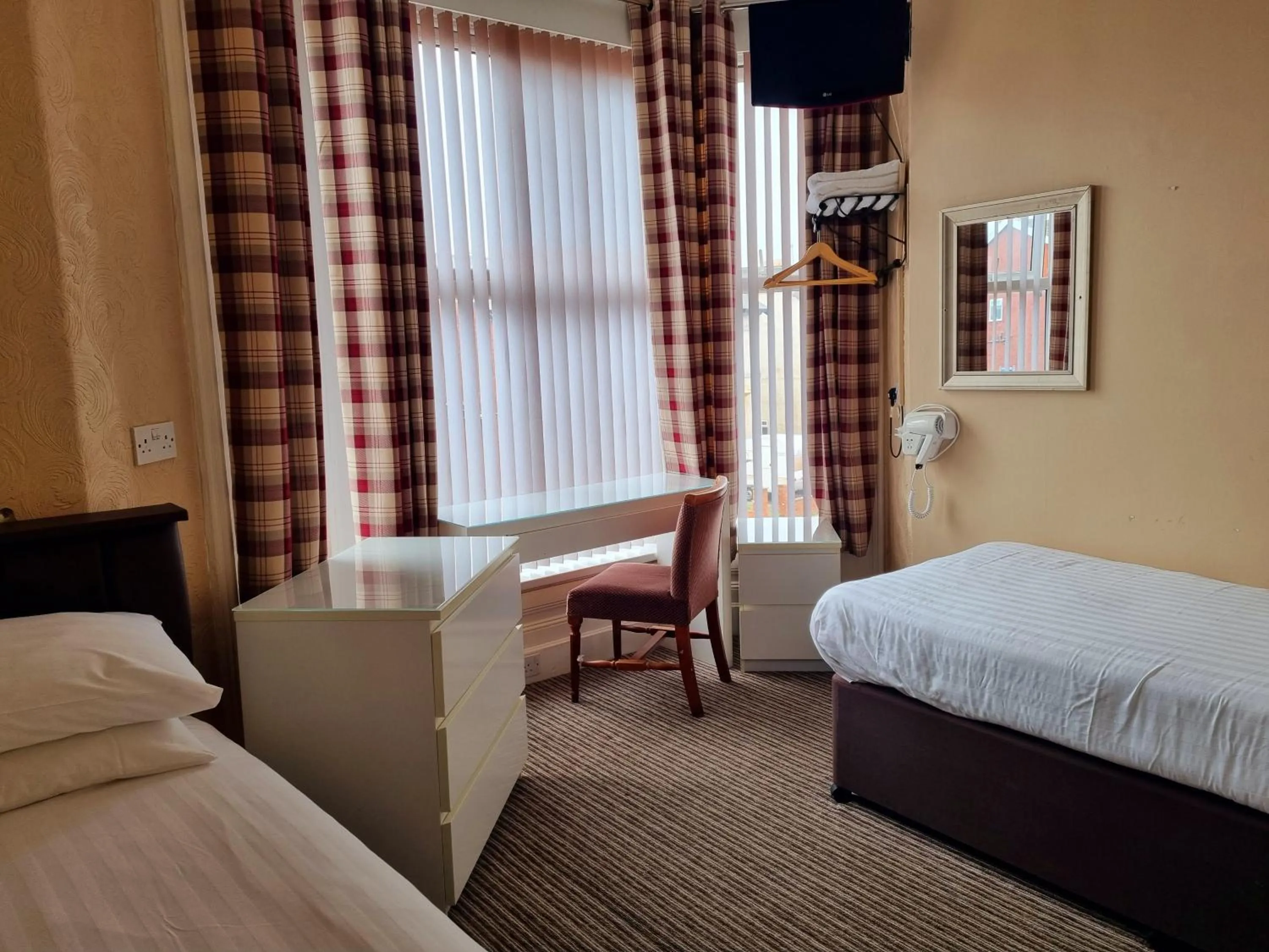Property building, Bed in The Beechfield Hotel