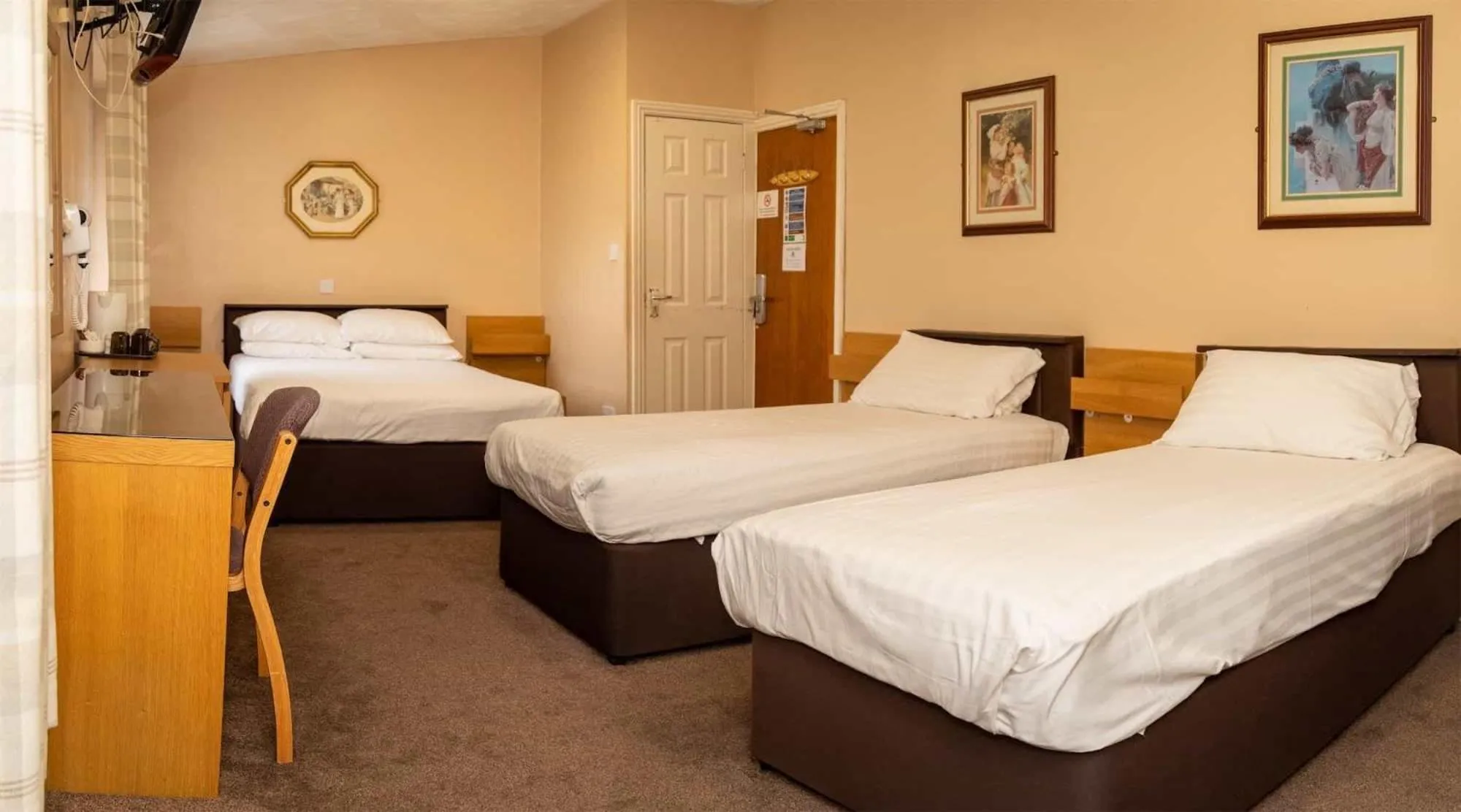 Bathroom, Bed in The Beechfield Hotel