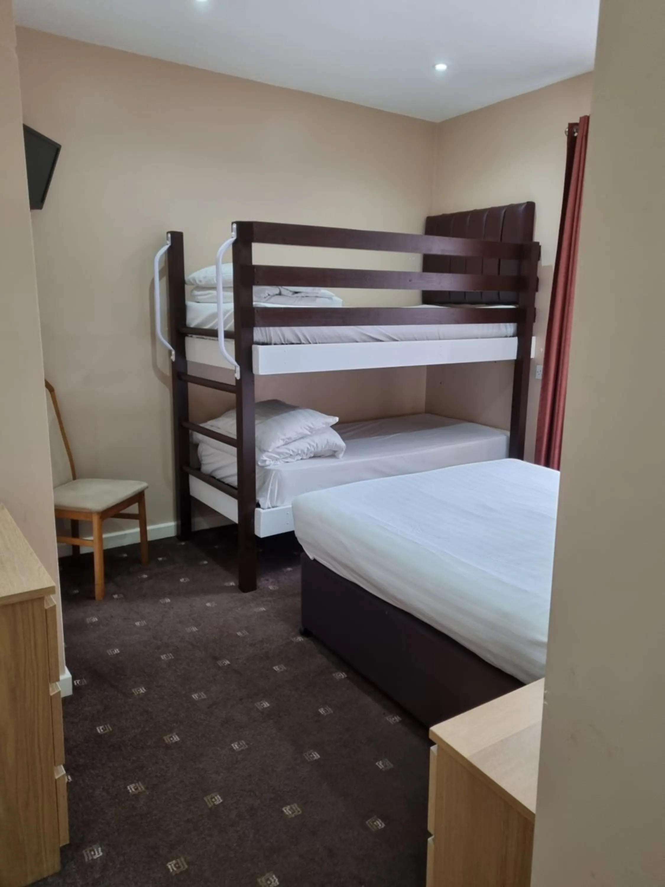 bunk bed, Bed in The Beechfield Hotel