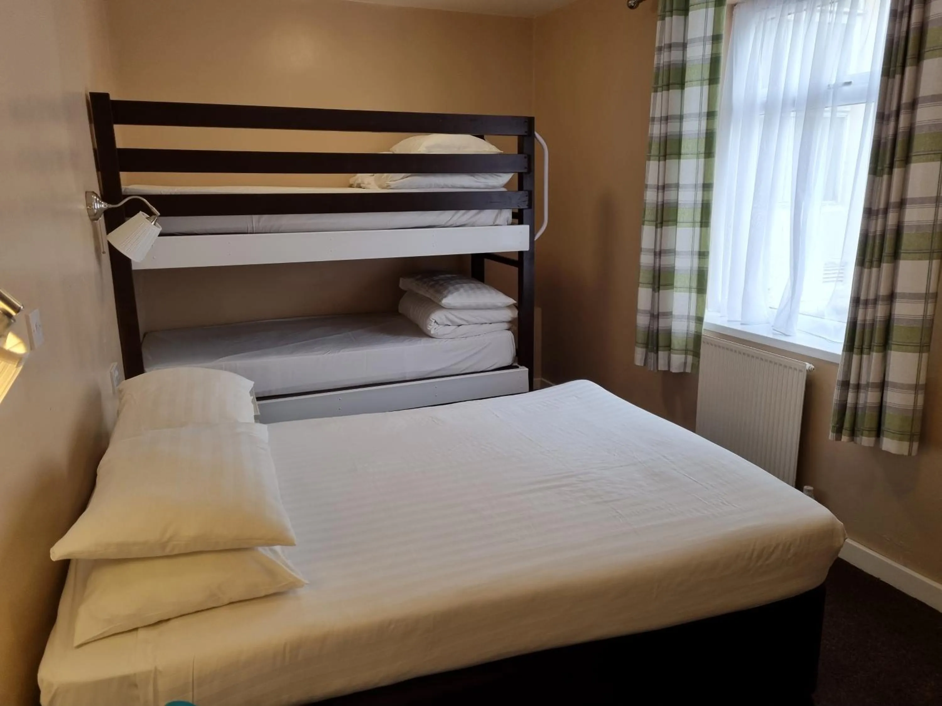 bunk bed, Bed in The Beechfield Hotel