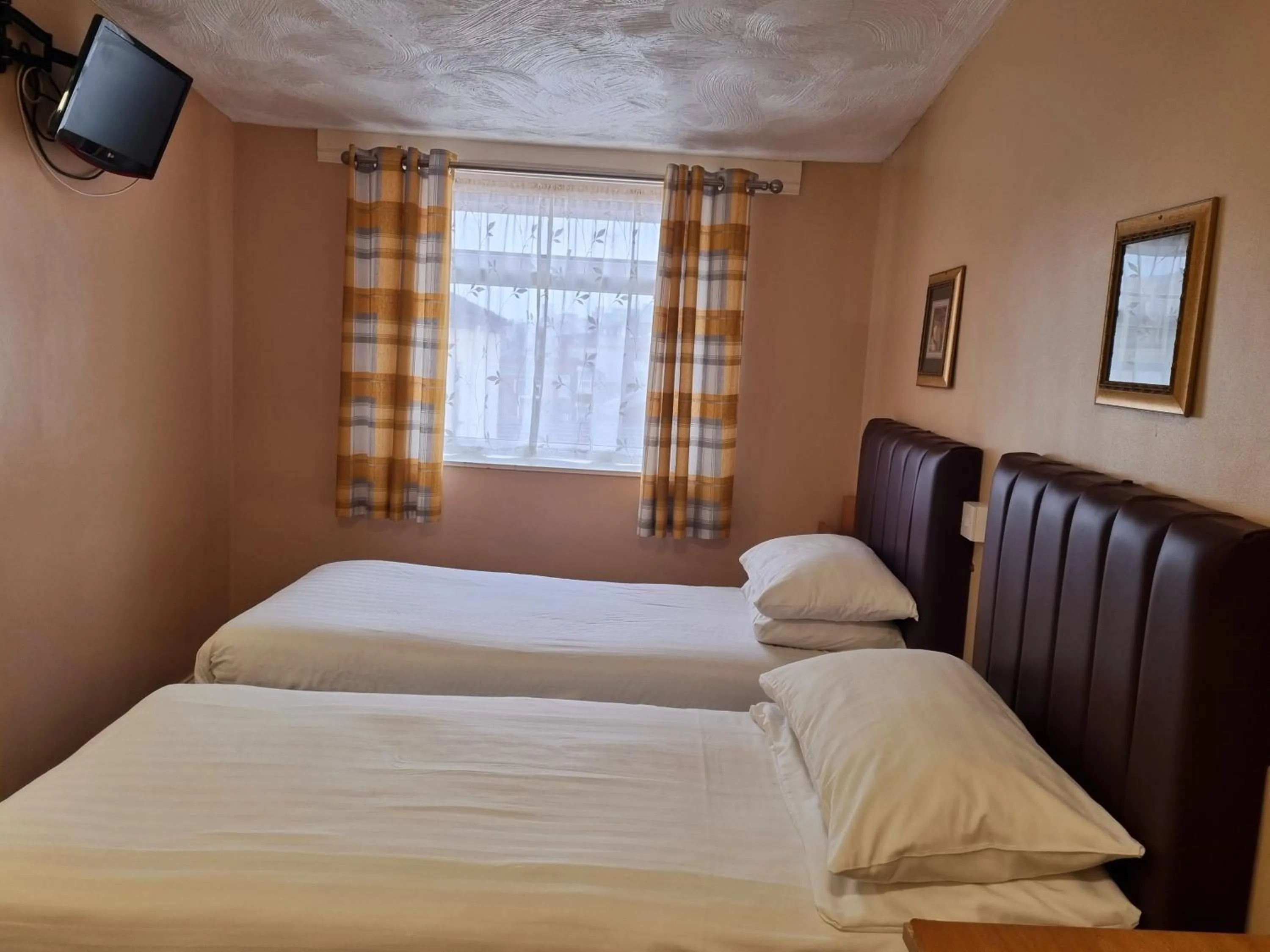 Property building, Bed in The Beechfield Hotel