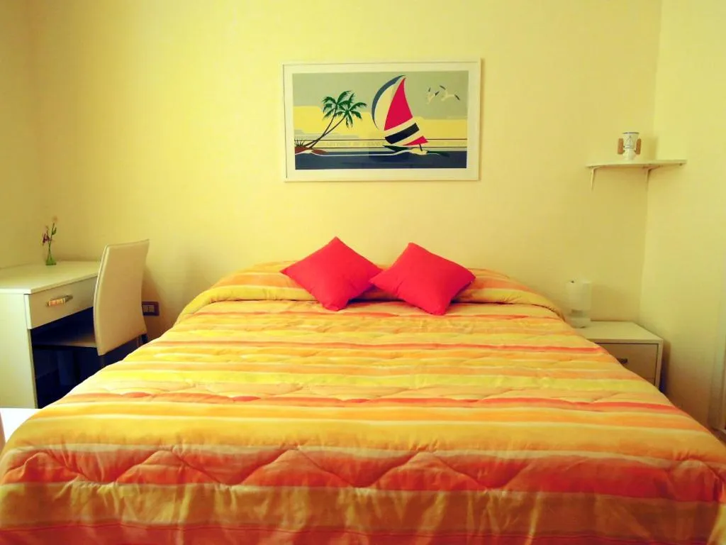 Bedroom, Bed in Sole e Mare