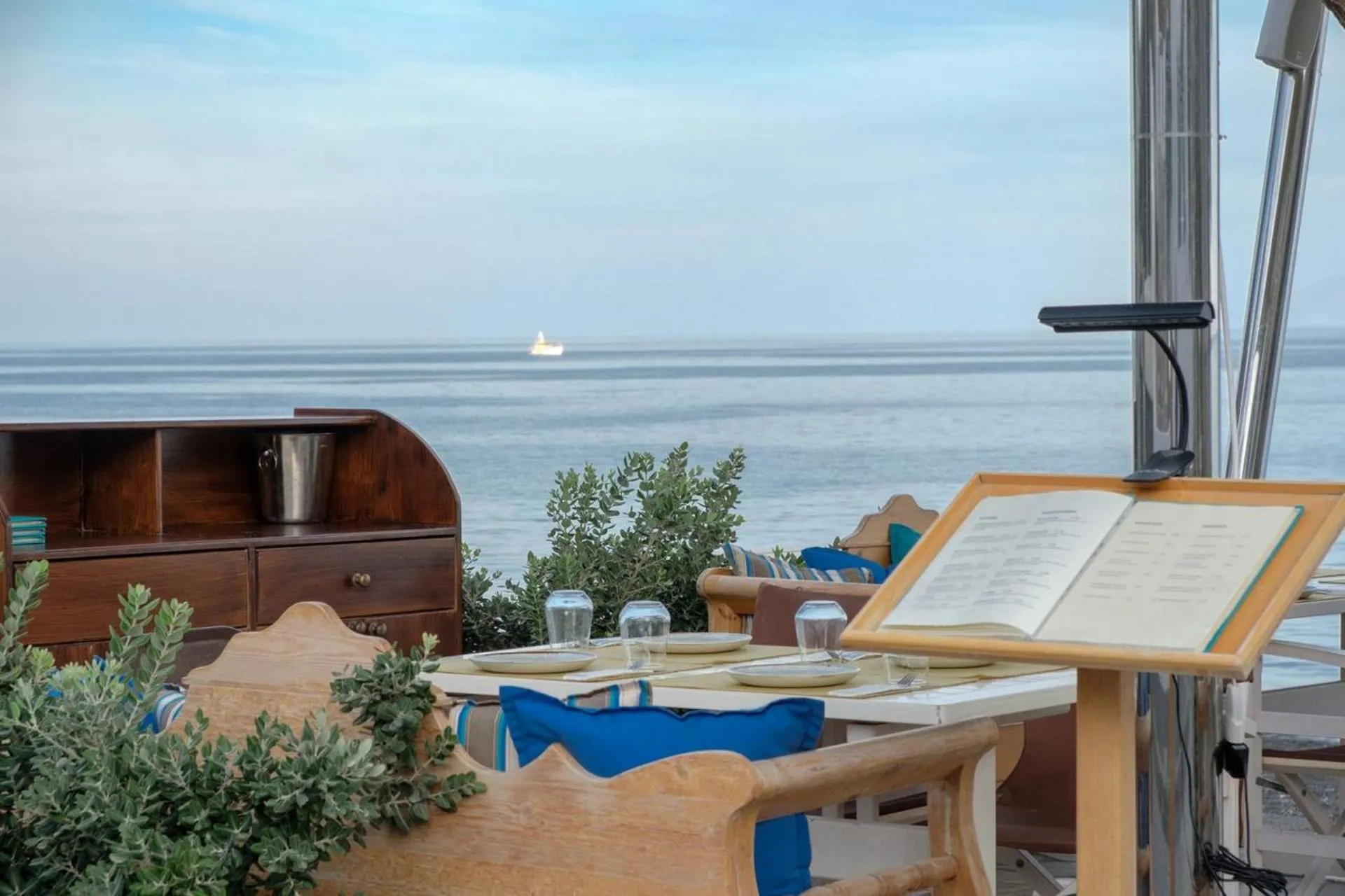 Restaurant/places to eat in Santorini Crystal Blue Boutique Hotel
