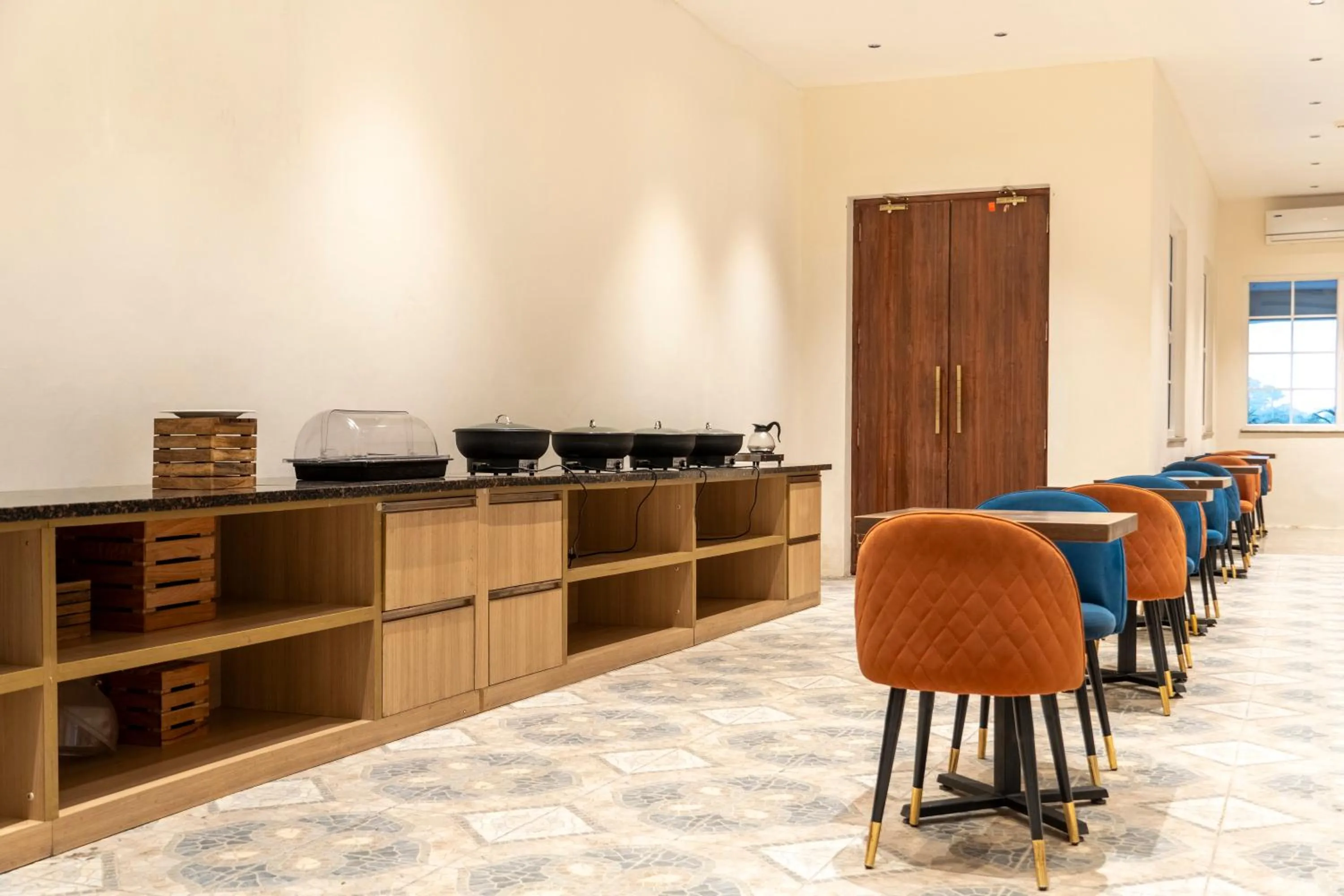 Restaurant/places to eat in Hotel Central Palace