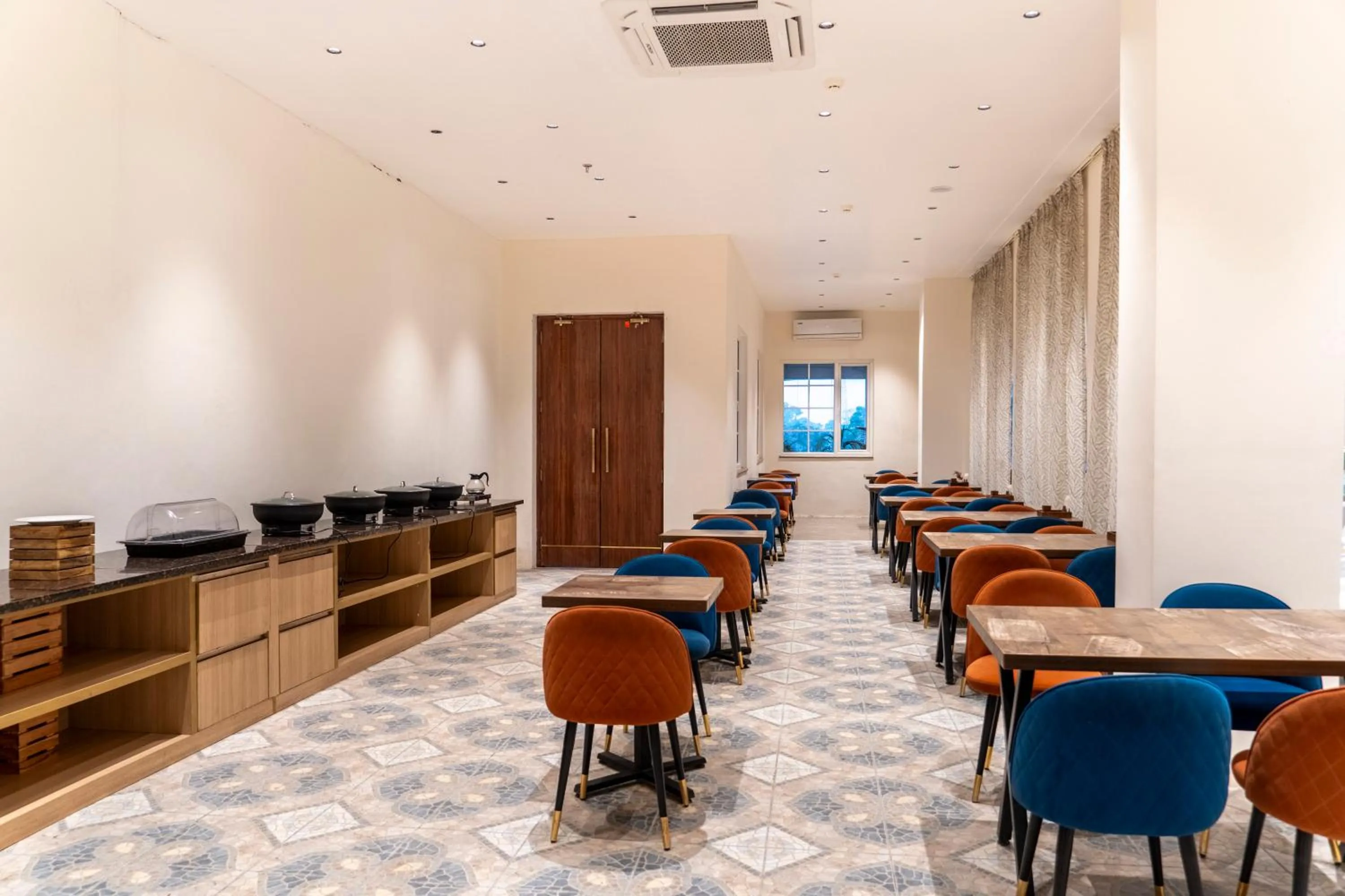 Restaurant/places to eat in Hotel Central Palace