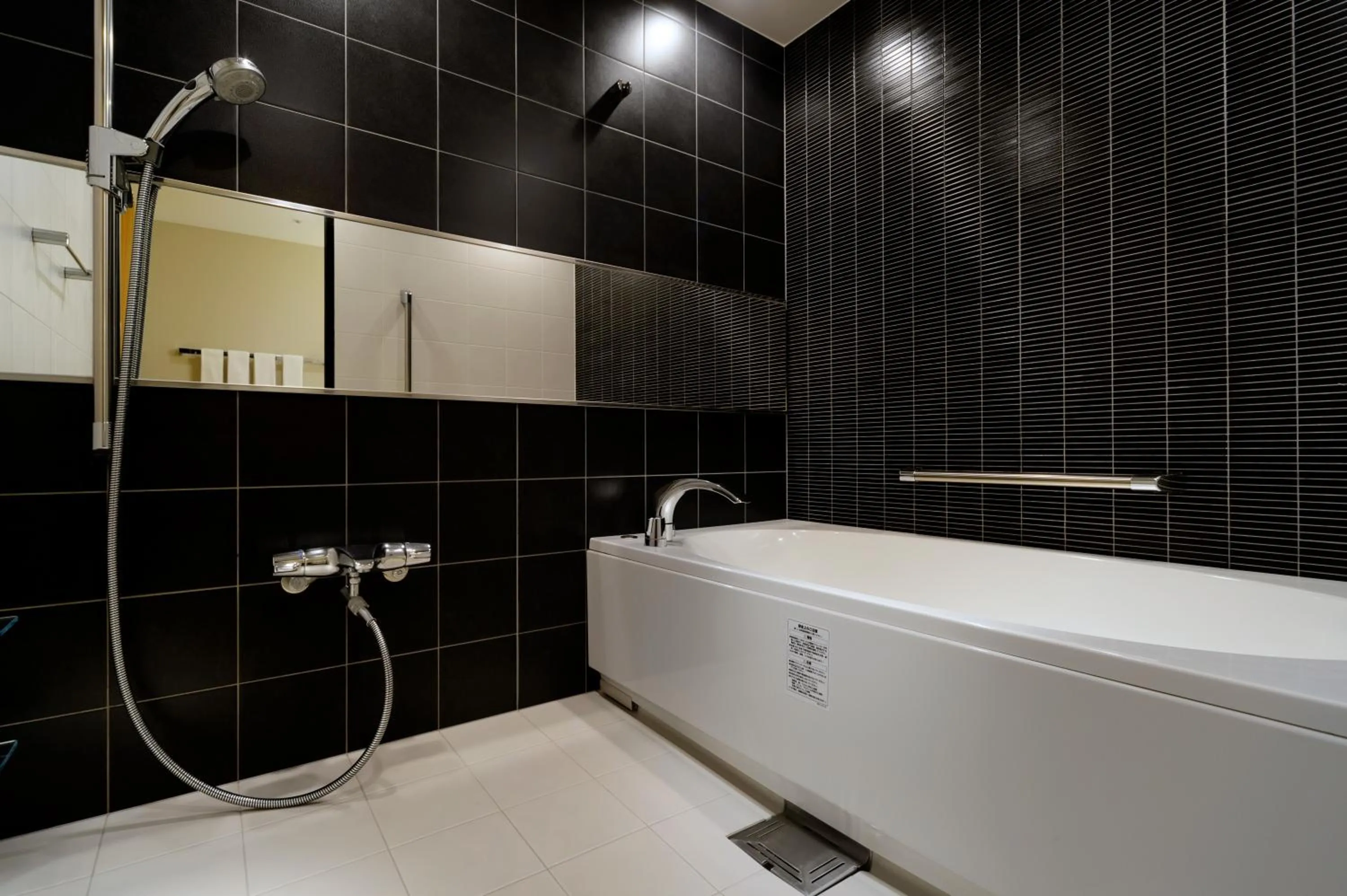 Shower in Hotel Metropolitan Tokyo Ikebukuro