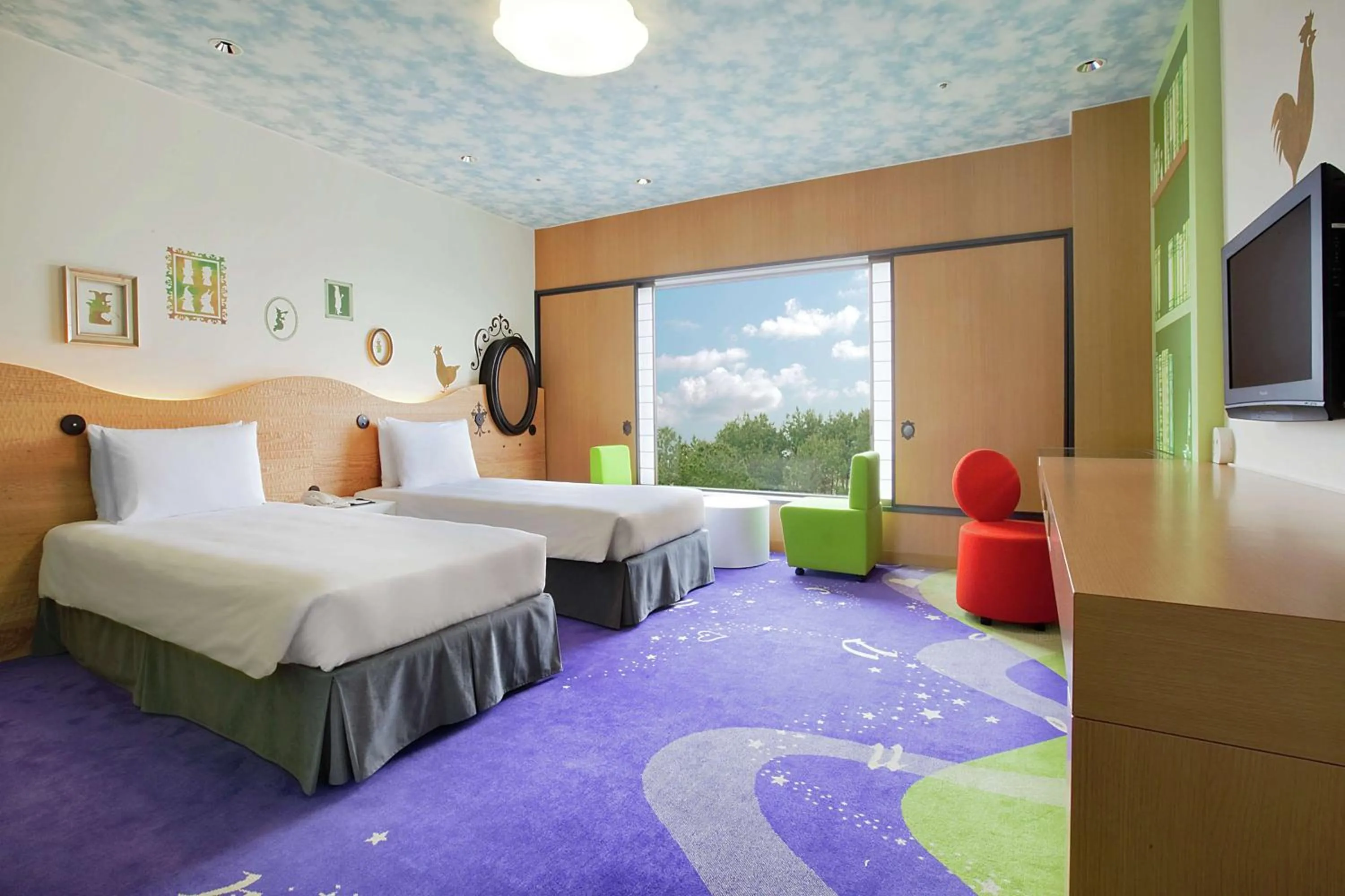 Living room, Bed in Hilton Tokyo Bay