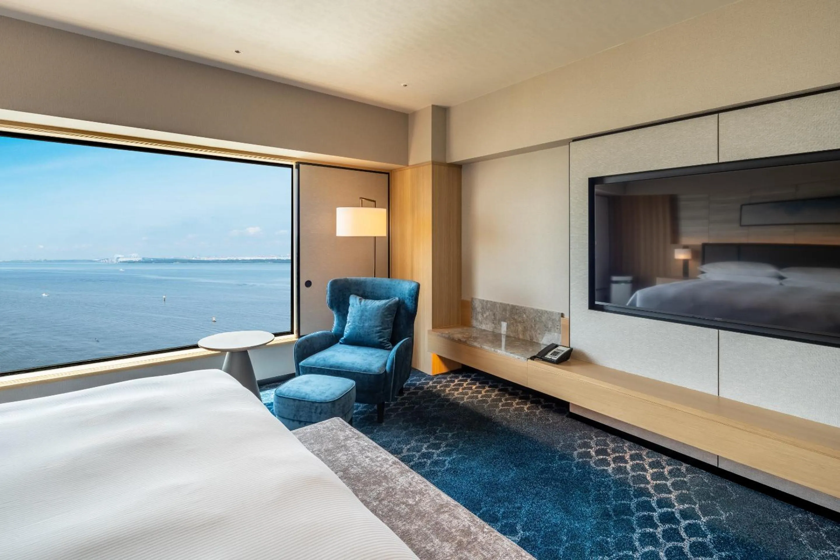 Living room, Bed in Hilton Tokyo Bay