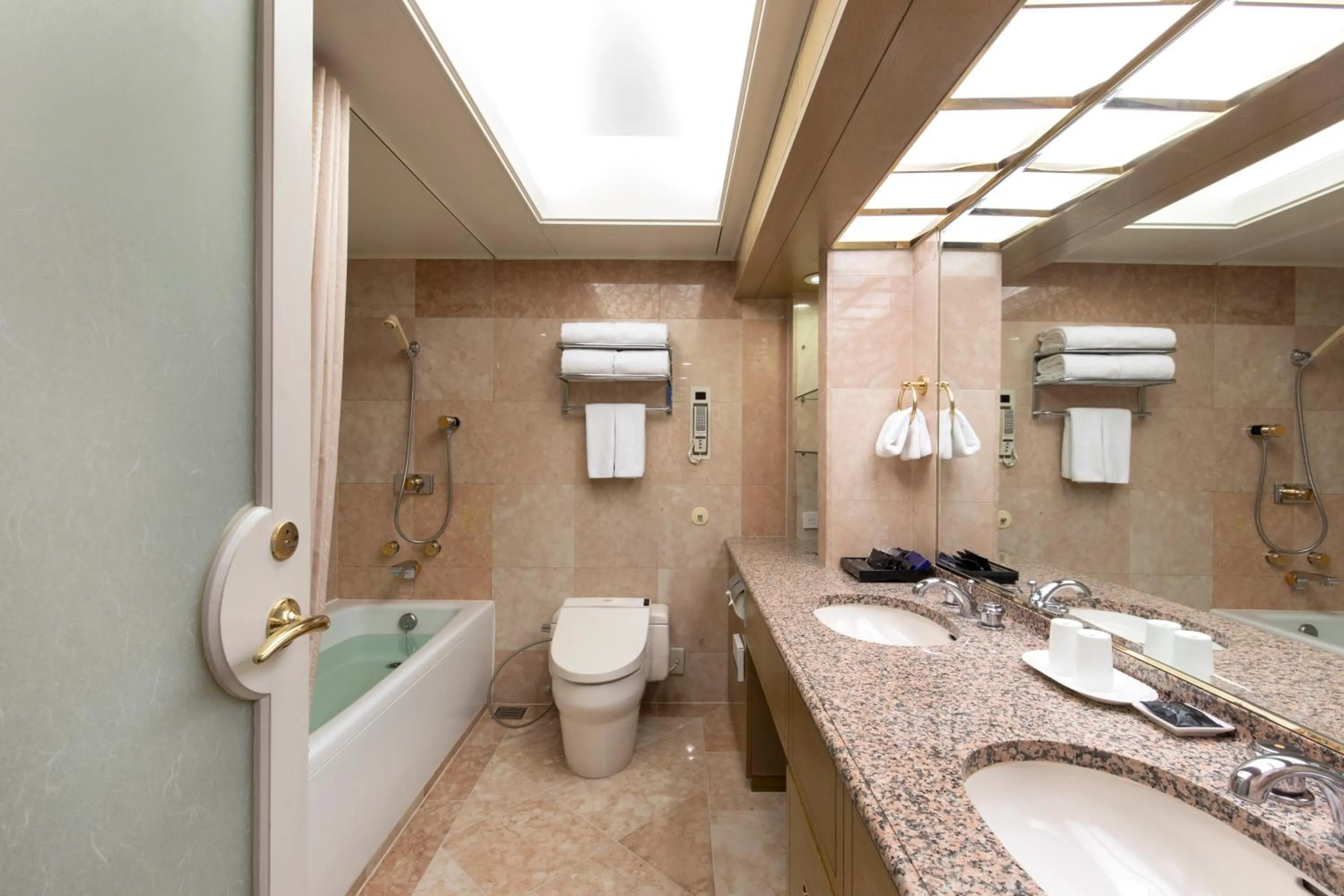 Bathroom in Hotel New Otani Tokyo The Main