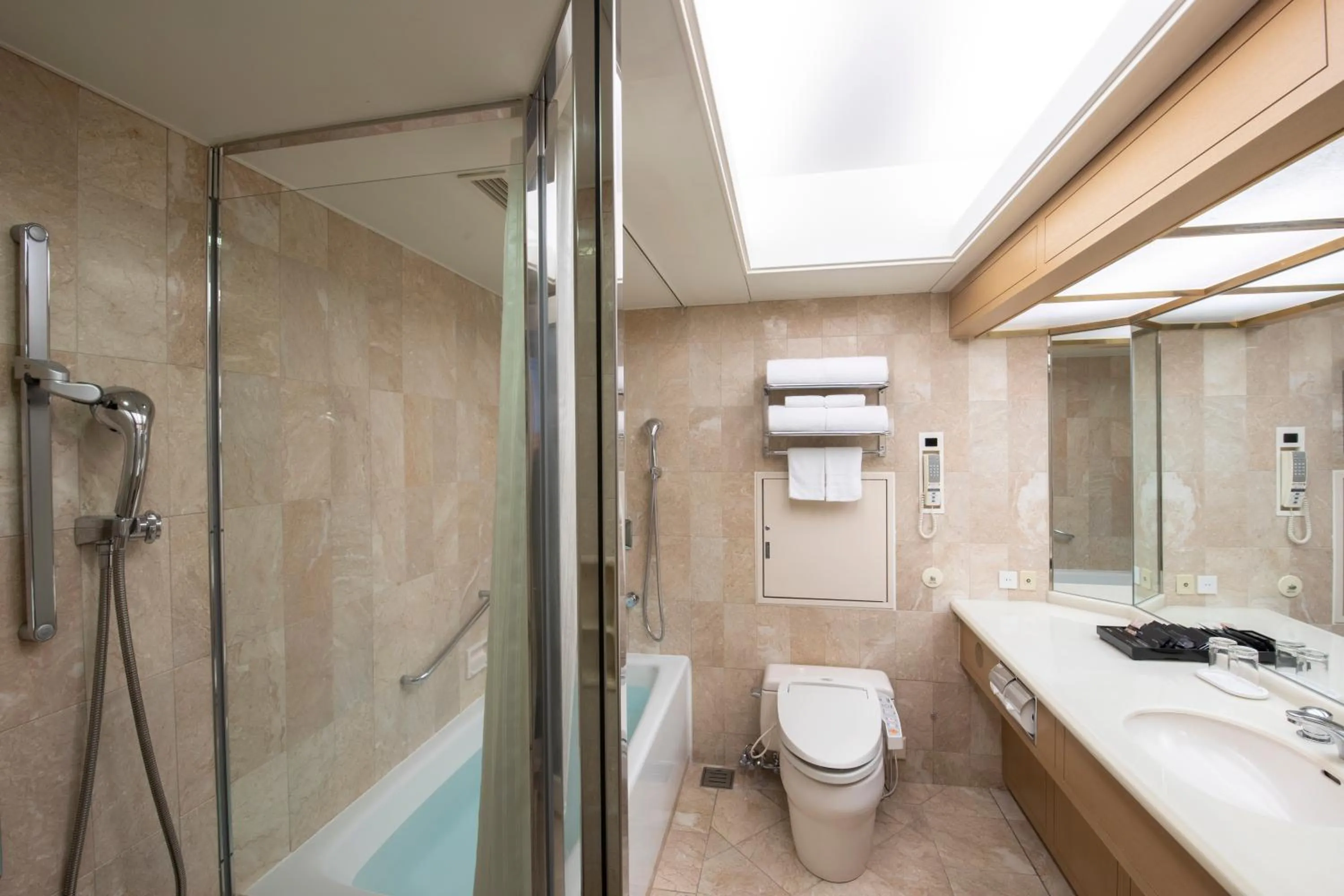 Shower in Hotel New Otani Tokyo The Main