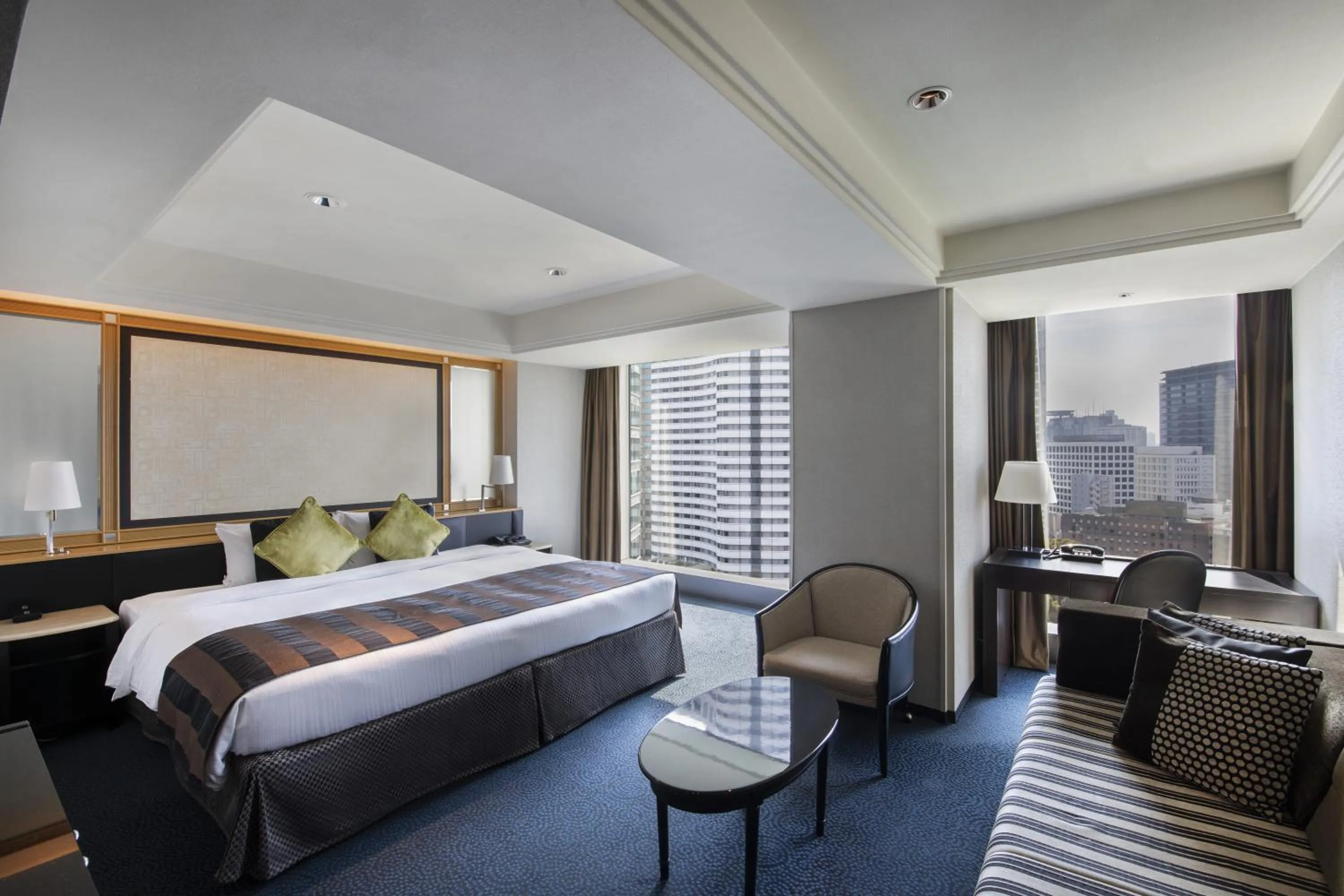 Photo of the whole room, Bed in Hotel New Otani Tokyo The Main