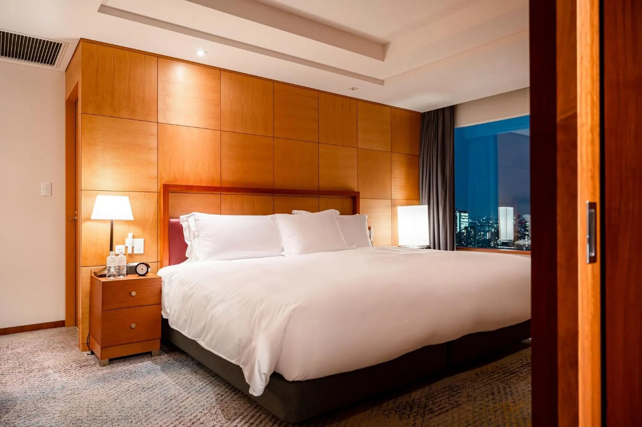 Photo of the whole room, Bed in The Strings by InterContinental, Tokyo by IHG