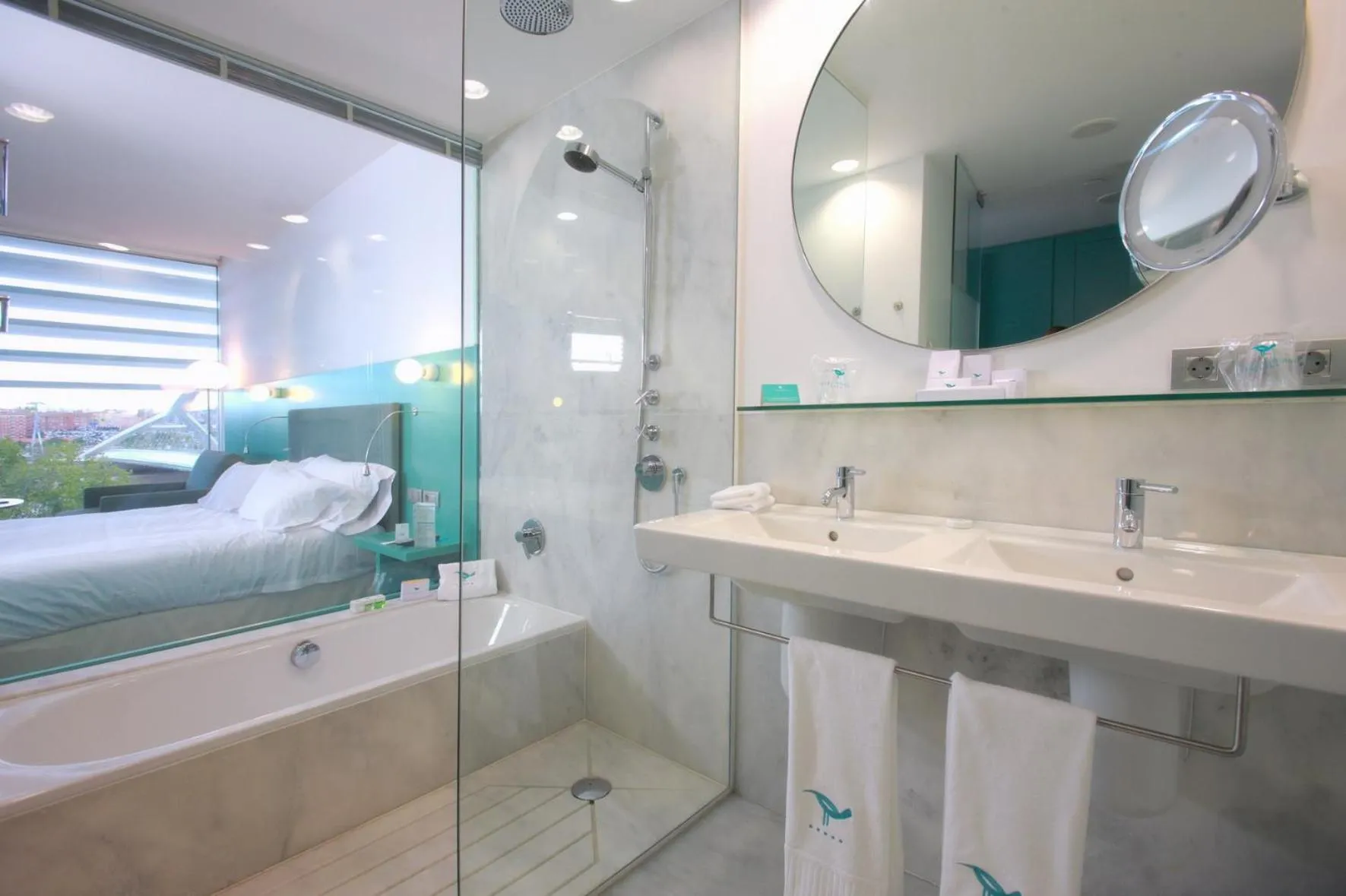 Bathroom, Bed in Hotel Hiberus