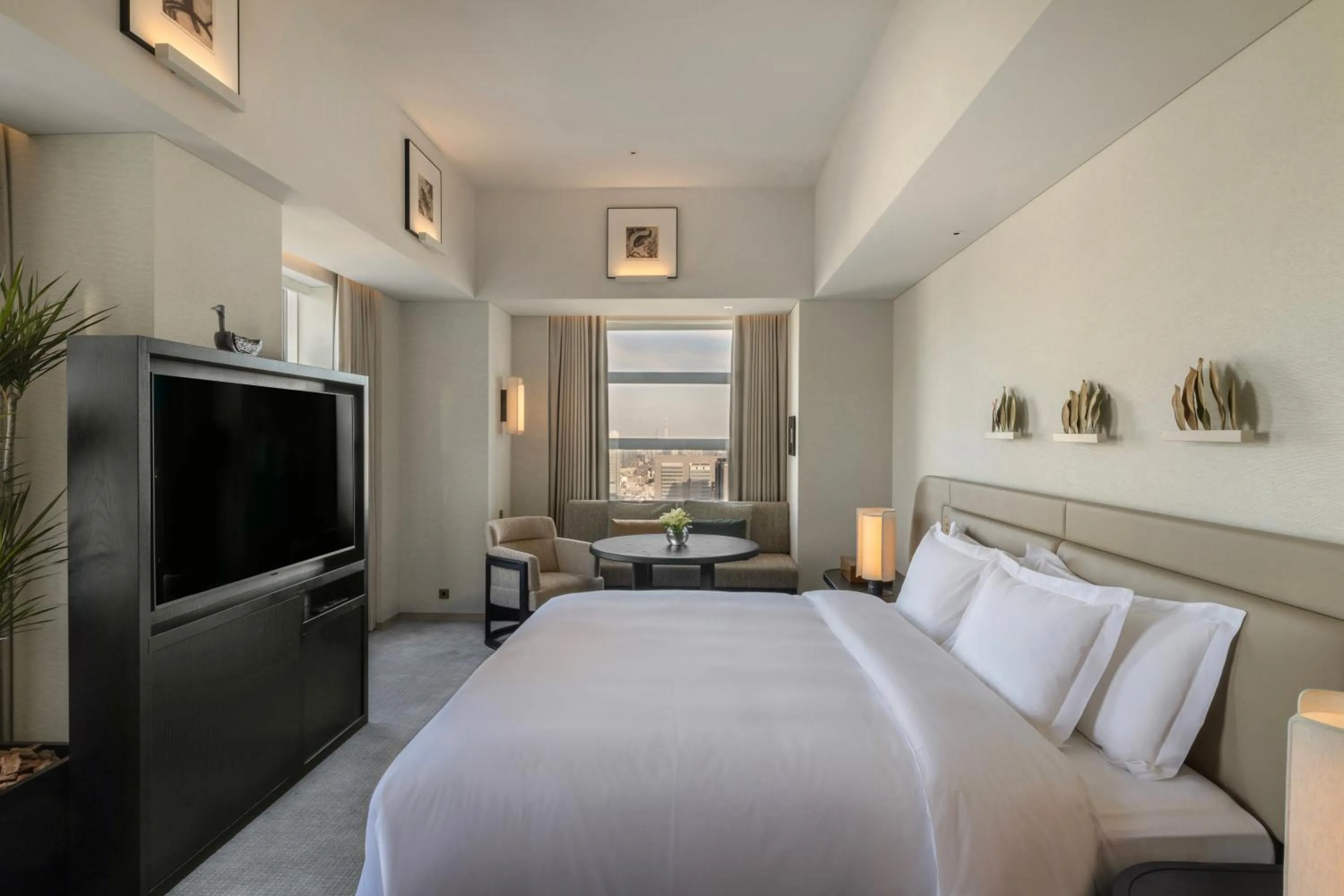 Photo of the whole room, Bed in Park Hyatt Tokyo