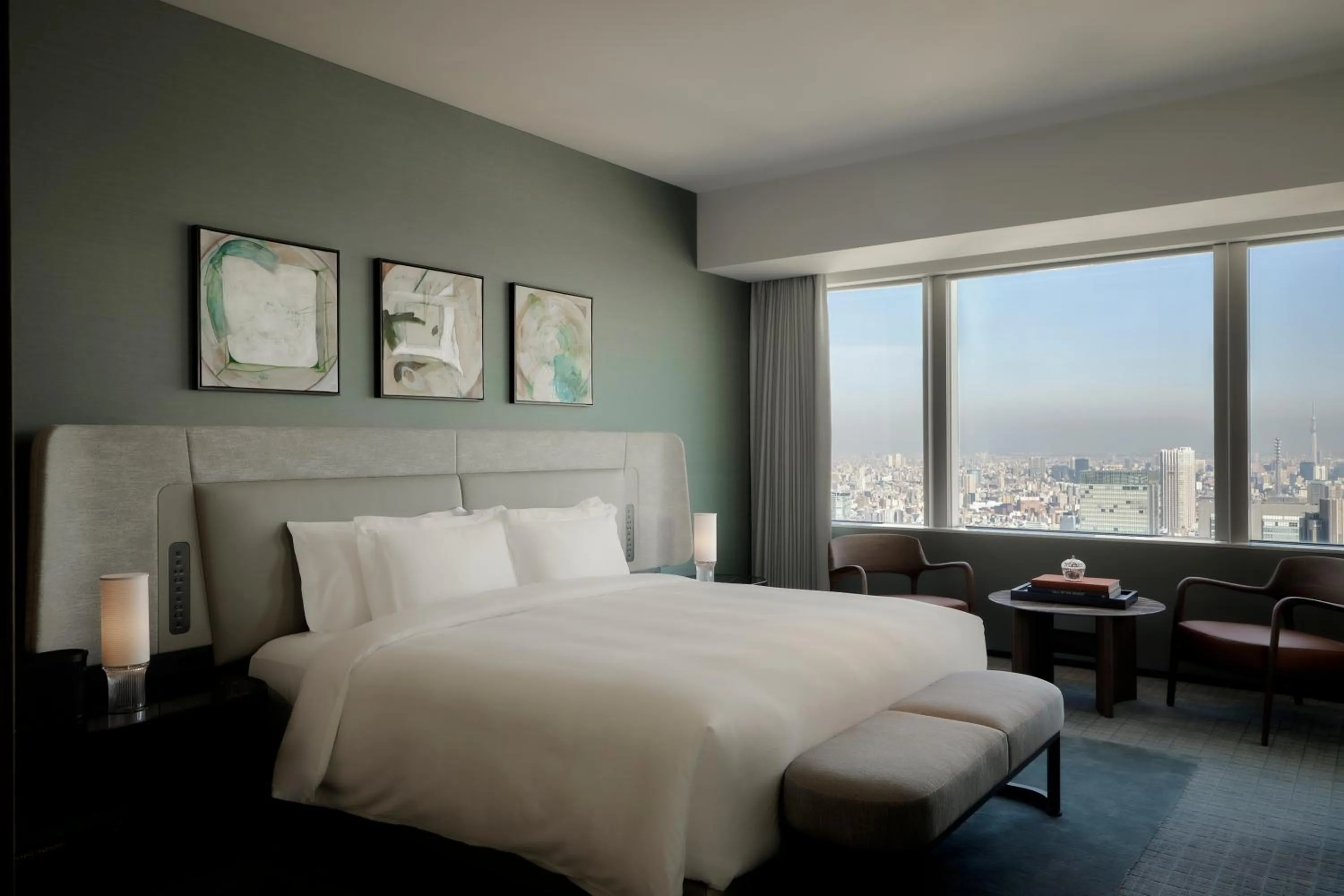 Photo of the whole room, Bed in Park Hyatt Tokyo