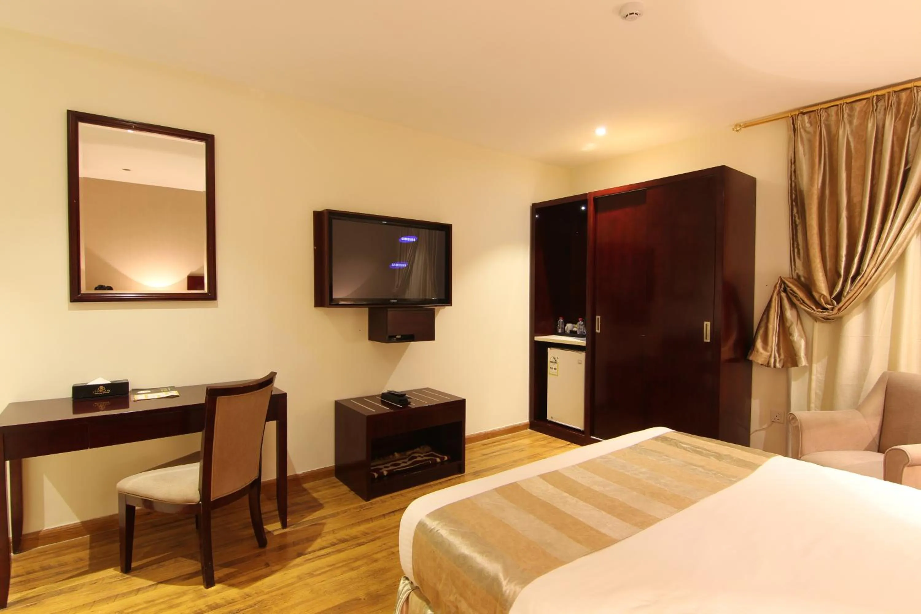 Photo of the whole room, Bed in Aliah Towlan Palace