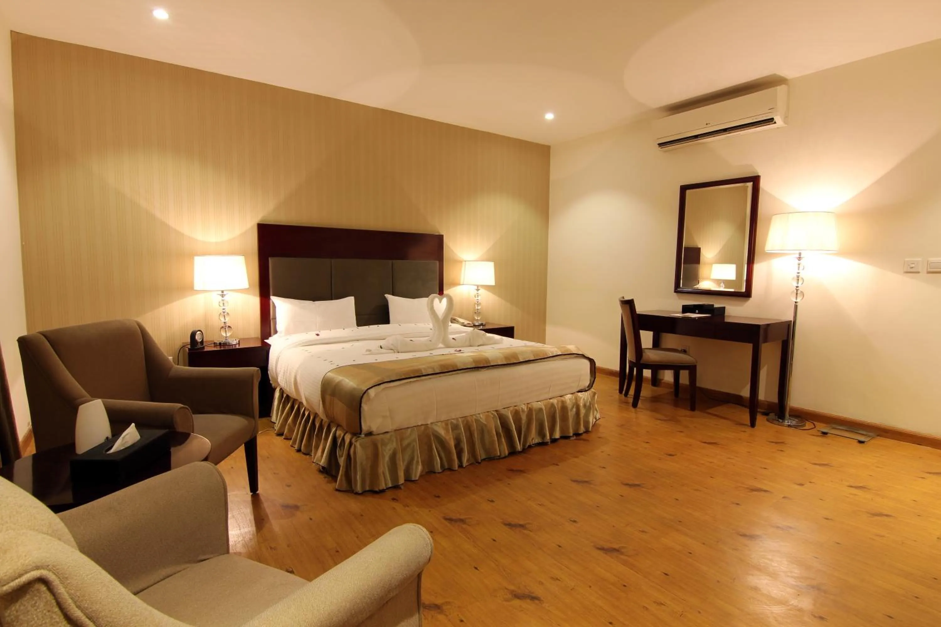 Photo of the whole room, Bed in Aliah Towlan Palace