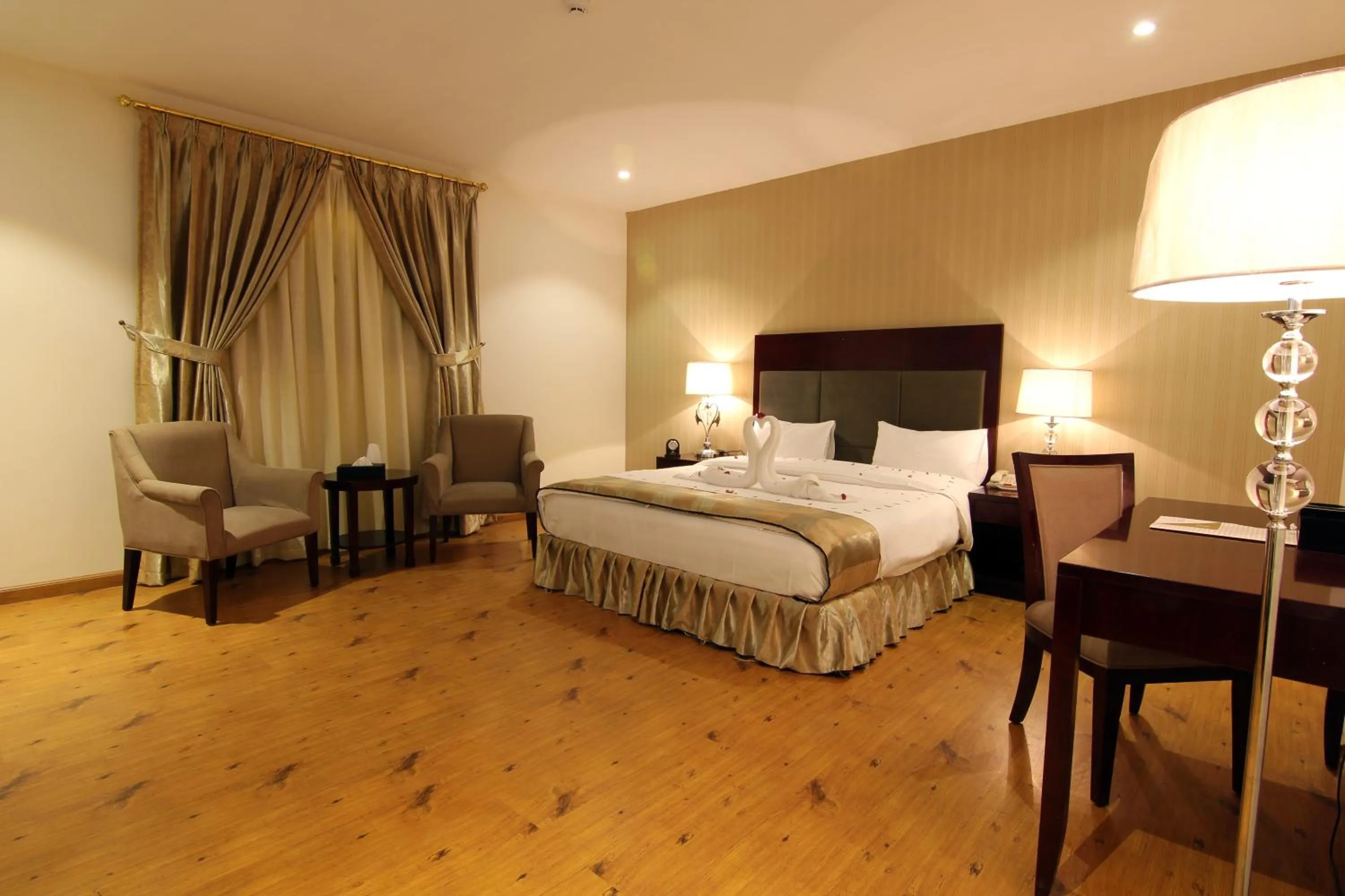 Photo of the whole room, Bed in Aliah Towlan Palace