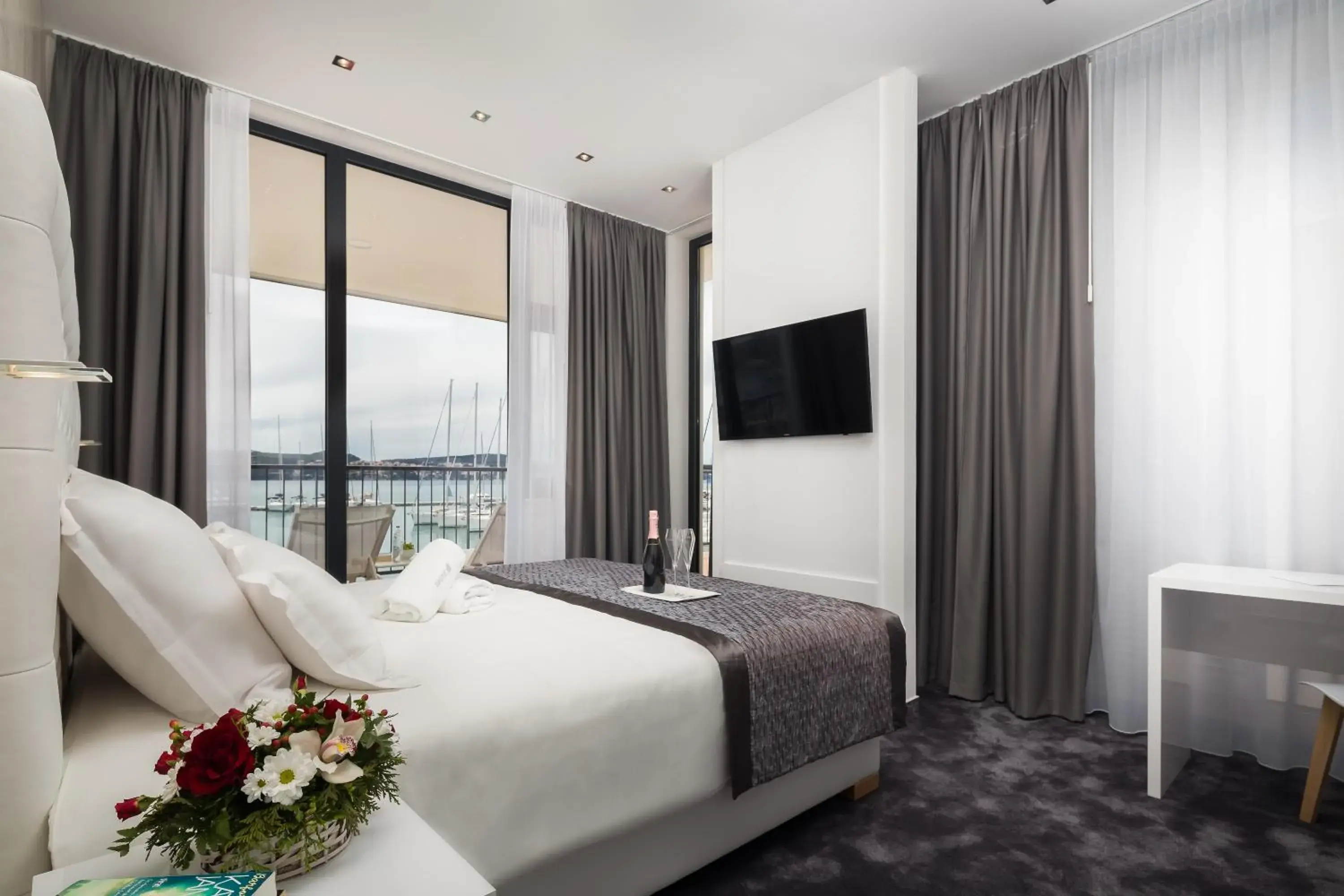 Superior Two-Bedroom Apartment with Balcony and Sea View in Marina Baotić Apartments Superior Two-Bedroom Apartment with Balcony and Sea View in Marina Baotić Apartments