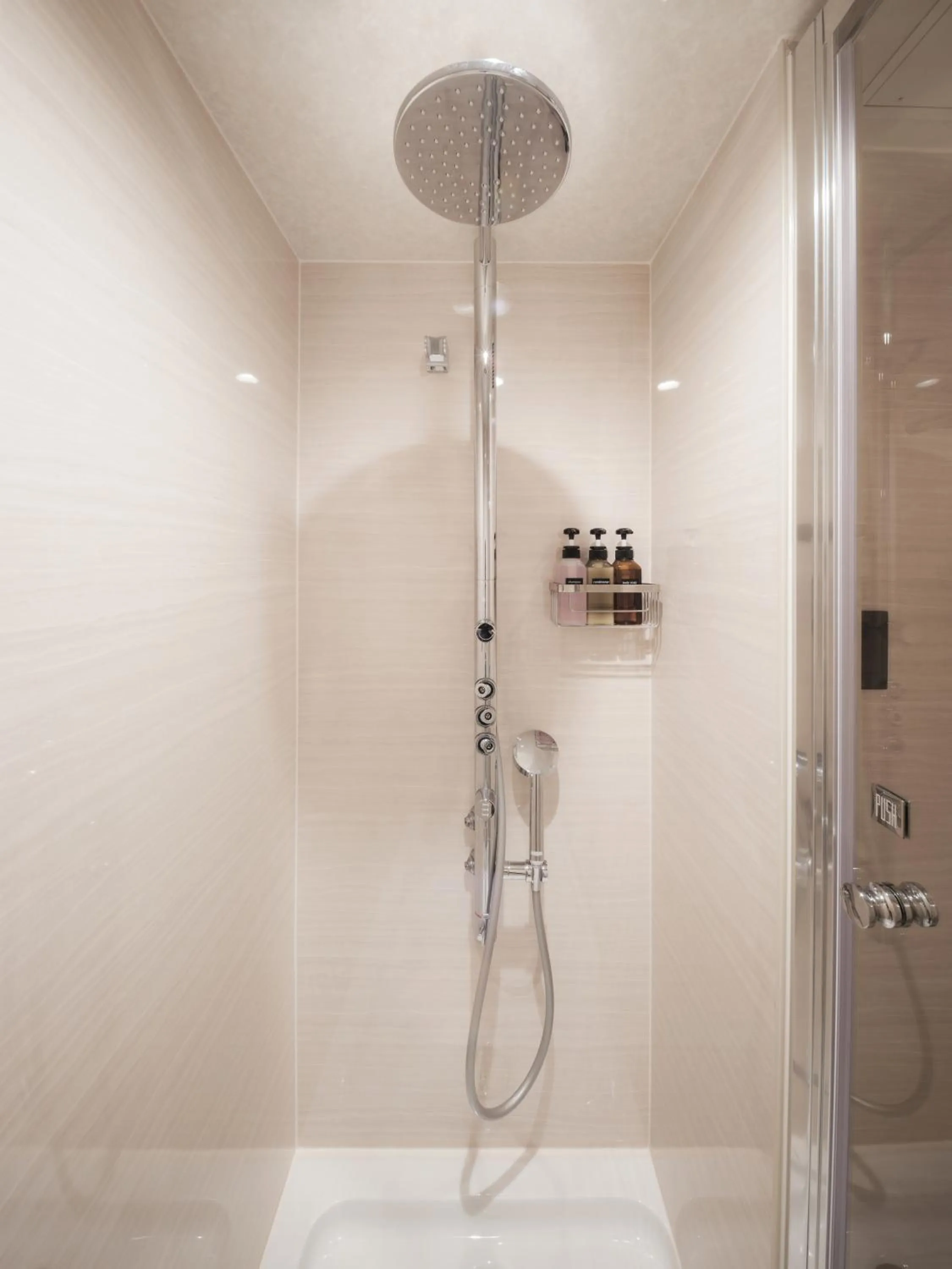 Shower in the b akasaka