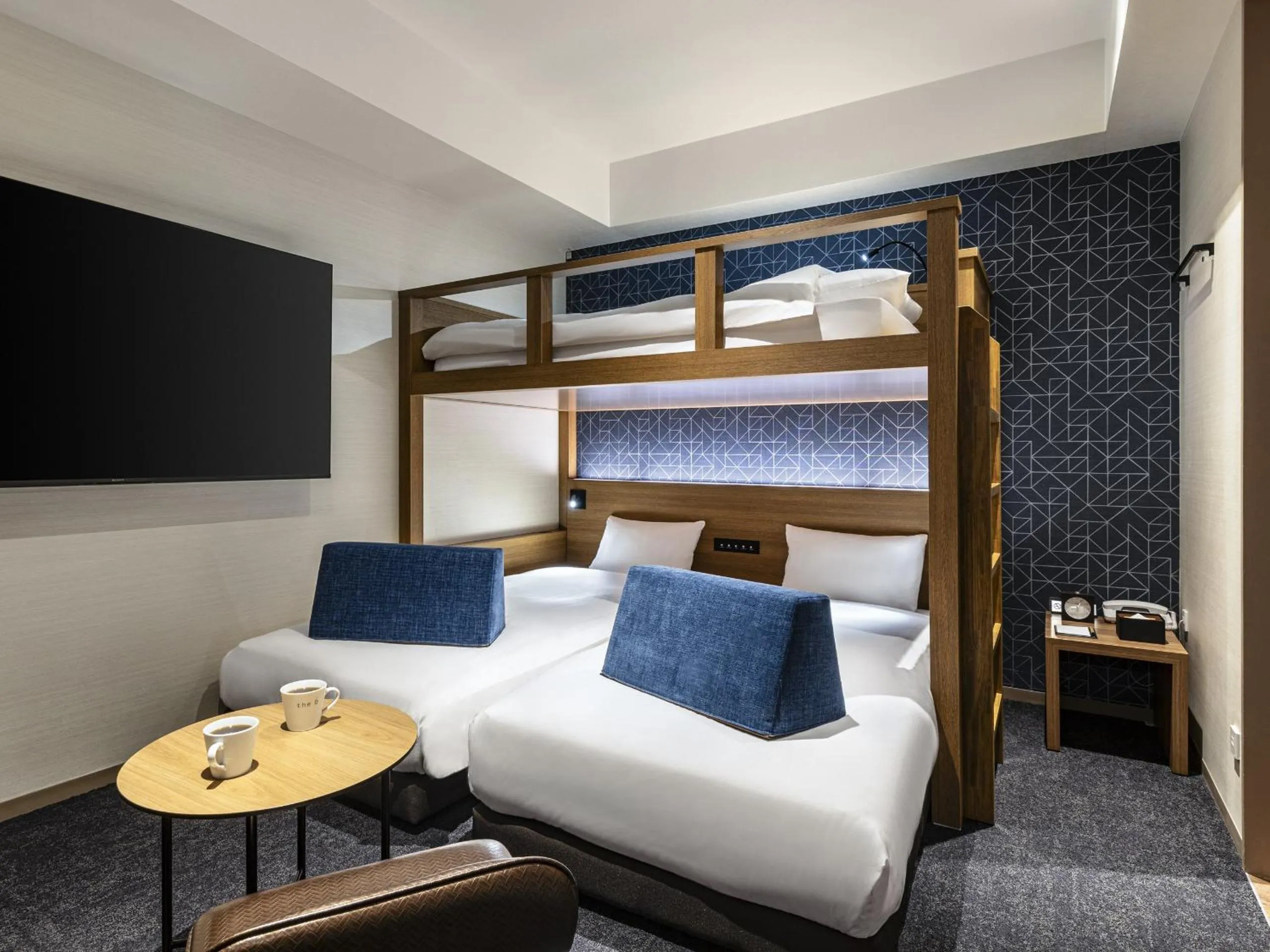 Photo of the whole room, Bed in the b akasaka-mitsuke