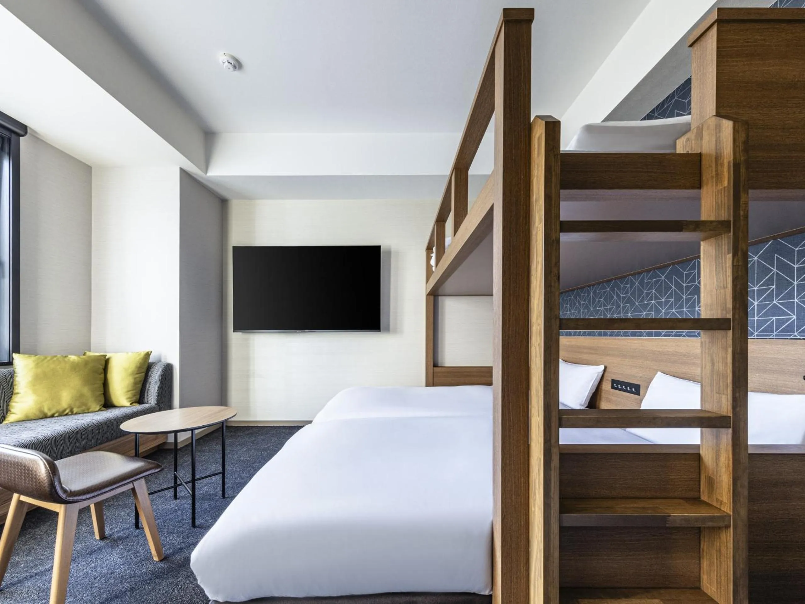 Photo of the whole room, Bed in the b akasaka-mitsuke