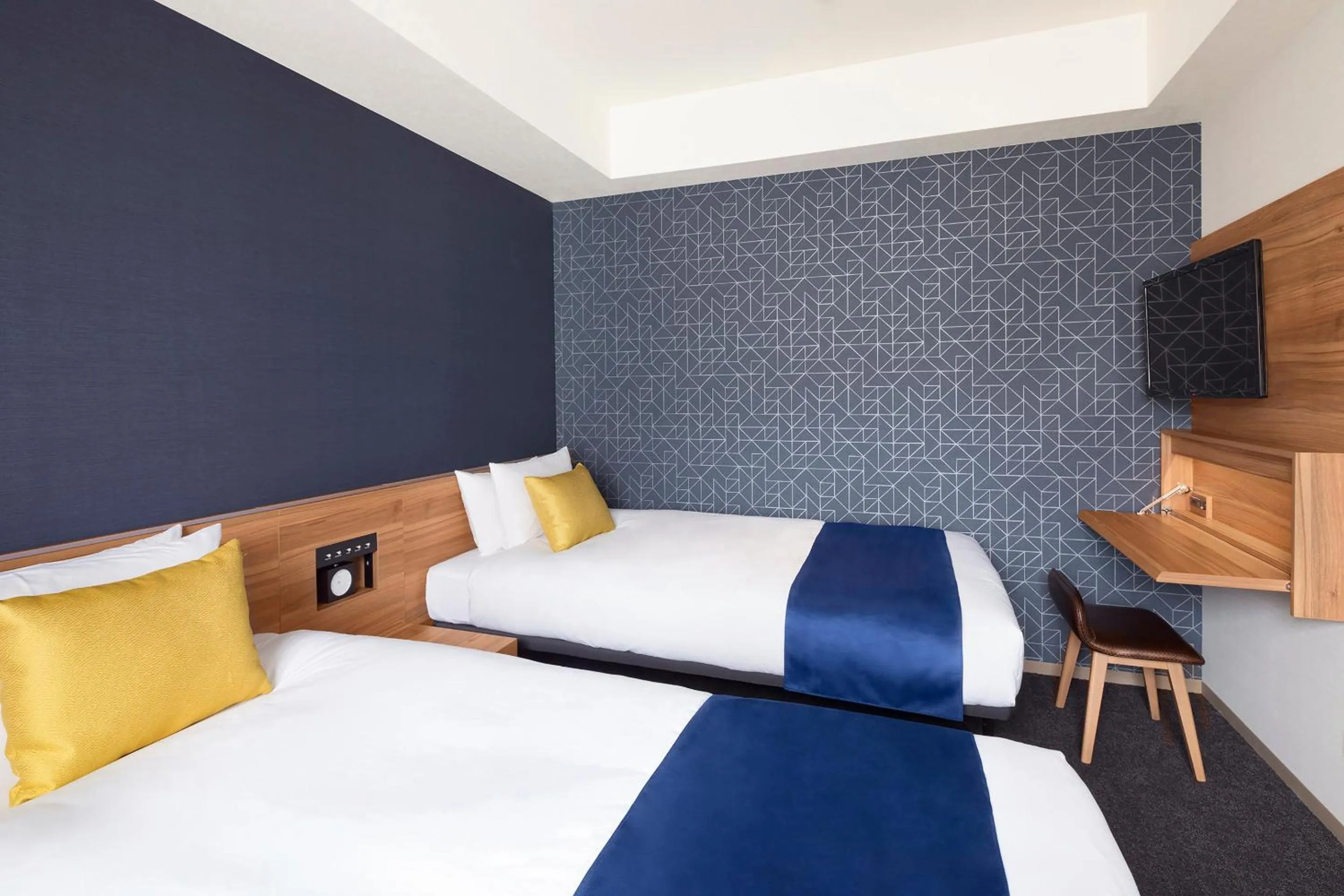 Photo of the whole room, Bed in the b akasaka-mitsuke