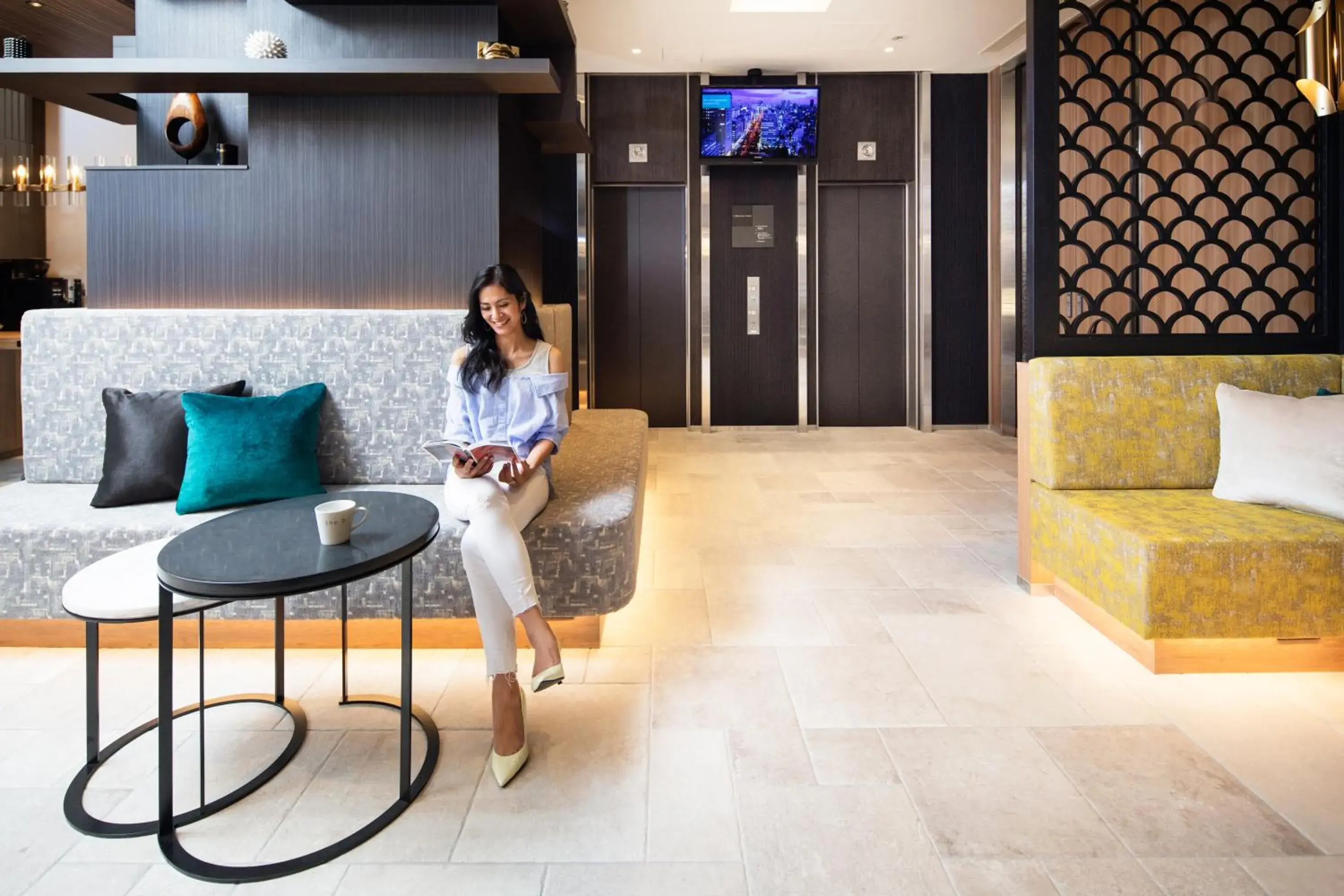 Lobby or reception in the b akasaka-mitsuke Lobby or reception in the b akasaka-mitsuke