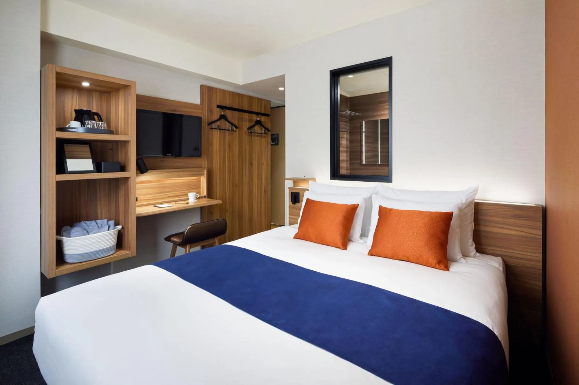 Bed in the b akasaka-mitsuke