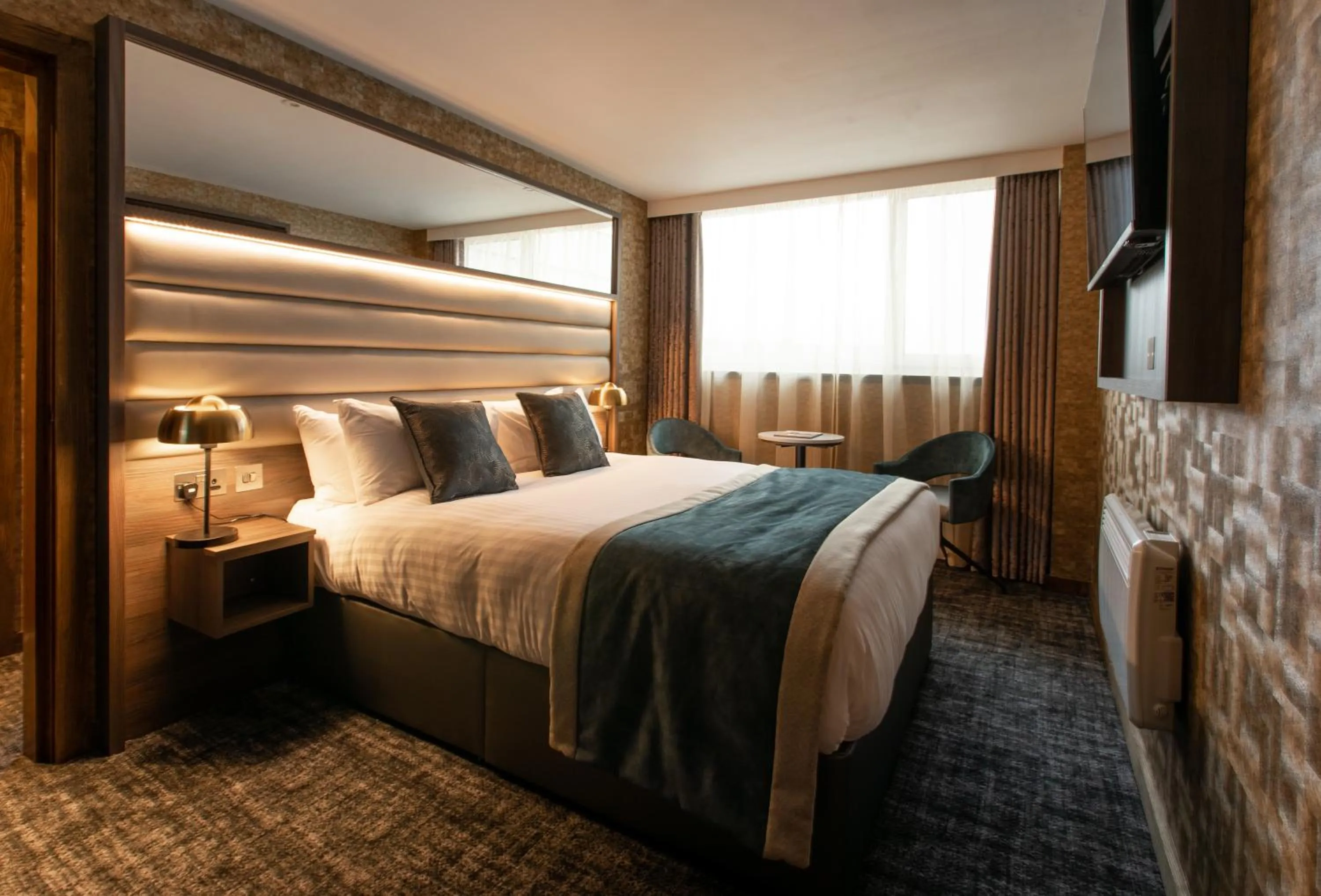 Photo of the whole room, Bed in Carlton Hotel