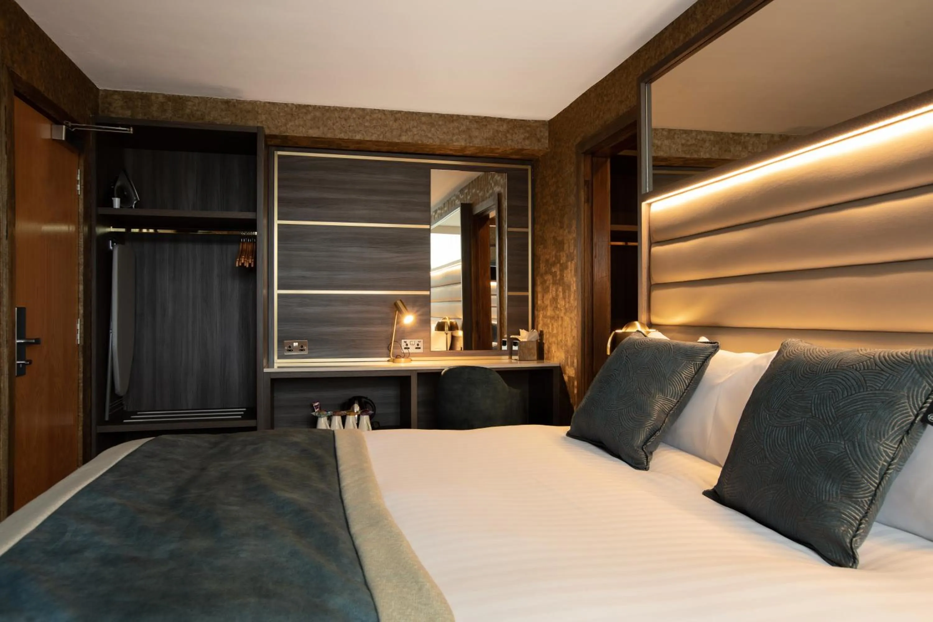 Photo of the whole room, Bed in Carlton Hotel