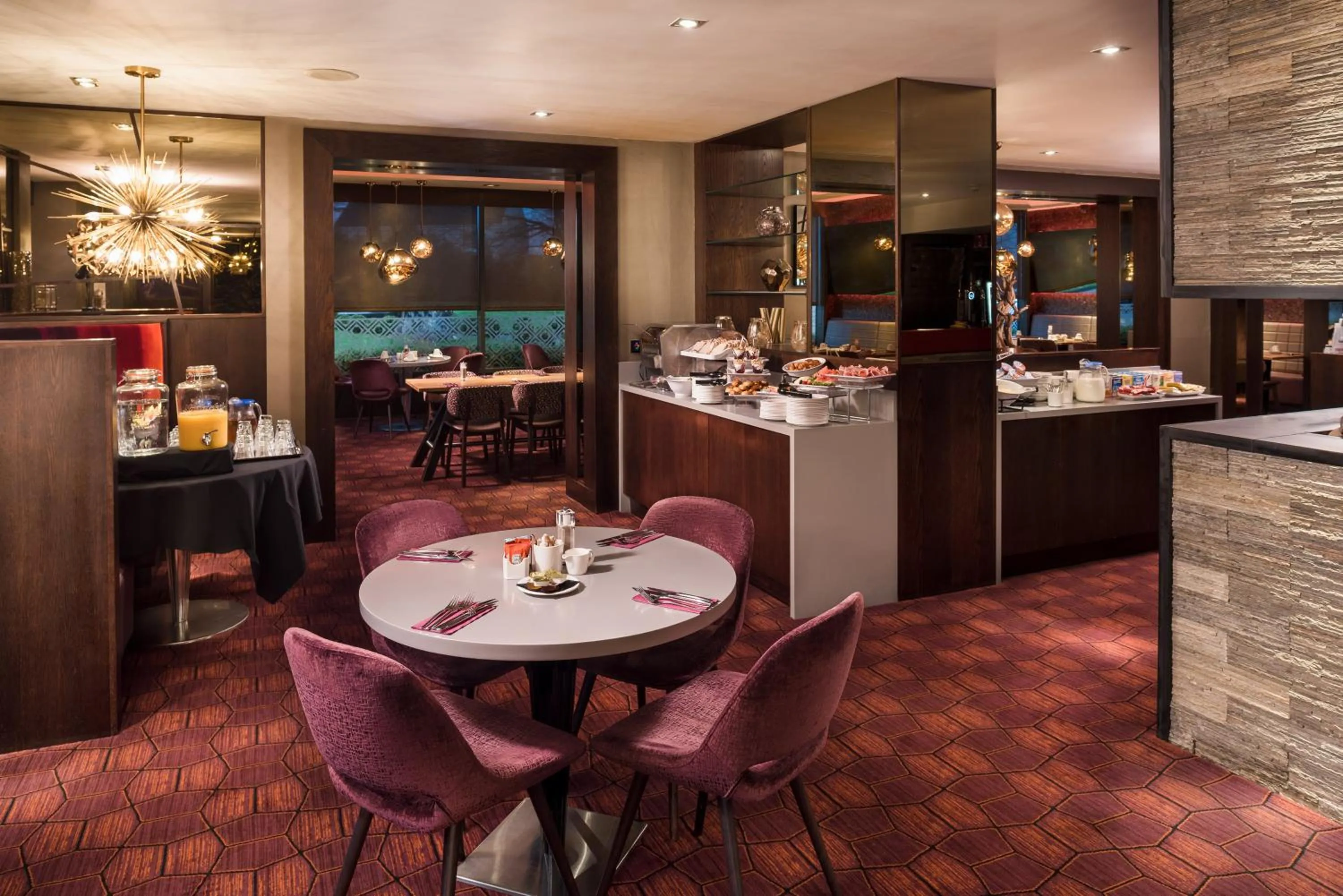 Restaurant/places to eat in Carlton Hotel